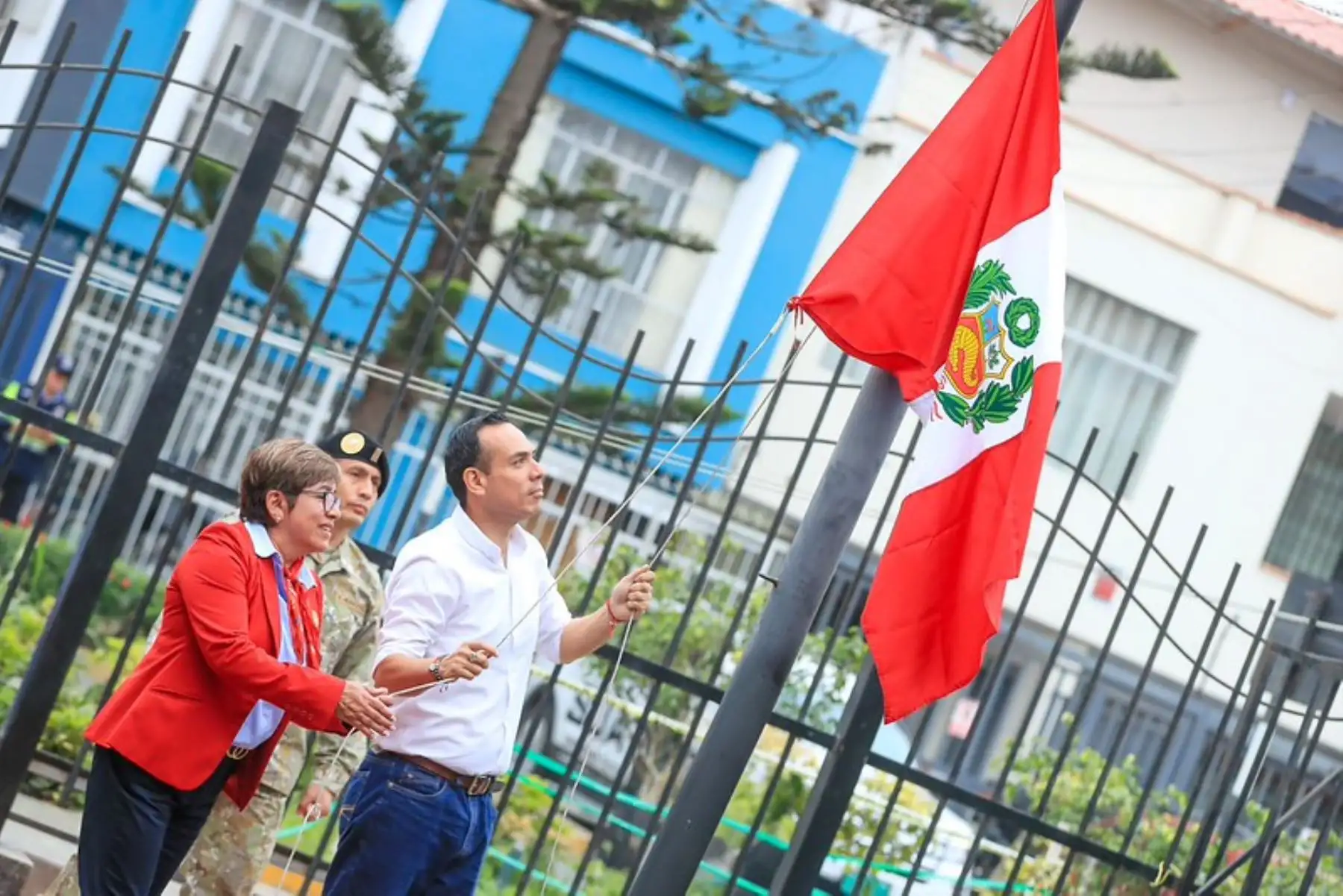 El presidente José Jerí participa en la ceremonia de izamiento del Pabellón Nacional en la Institución Educativa Parroquial San Antonio de Padua, en el distrito de Jesús María, donde cursó sus estudios primarios y secundarios. Foto: ANDINA/Prensa Presidencia