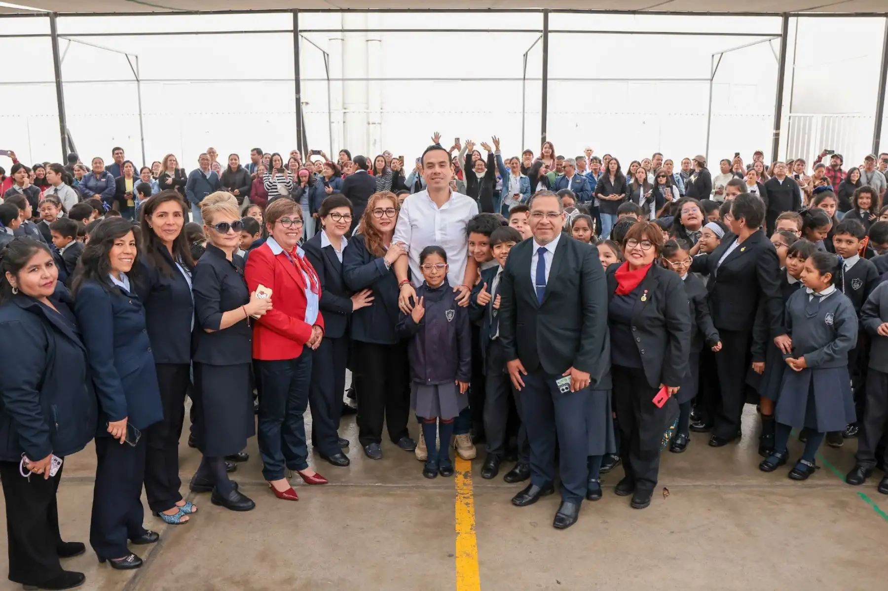El presidente José Jerí participa en la ceremonia de izamiento del Pabellón Nacional en la Institución Educativa Parroquial San Antonio de Padua, en el distrito de Jesús María, donde cursó sus estudios primarios y secundarios. Foto: ANDINA/Prensa Presidencia