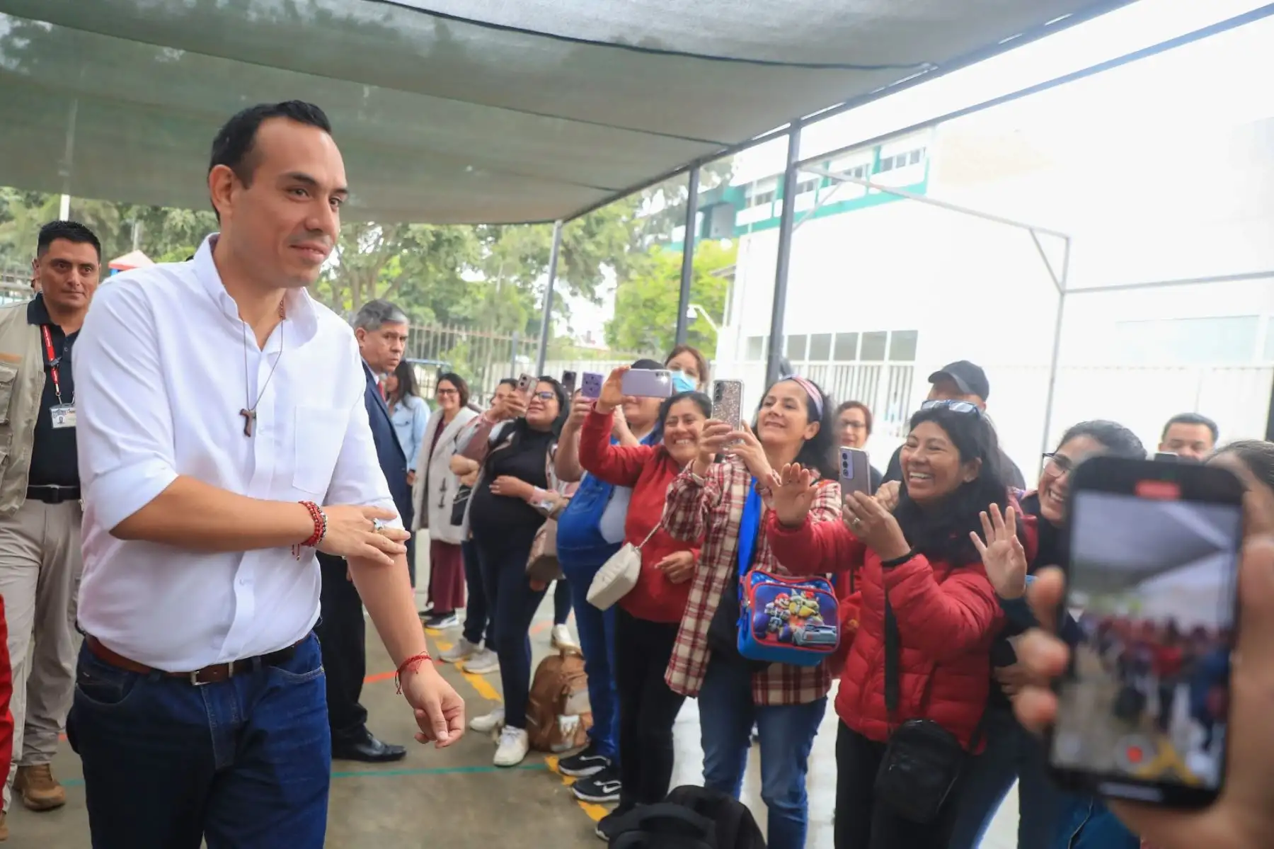 El presidente José Jerí participa en la ceremonia de izamiento del Pabellón Nacional en la Institución Educativa Parroquial San Antonio de Padua, en el distrito de Jesús María, donde cursó sus estudios primarios y secundarios. Foto: ANDINA/Prensa Presidencia