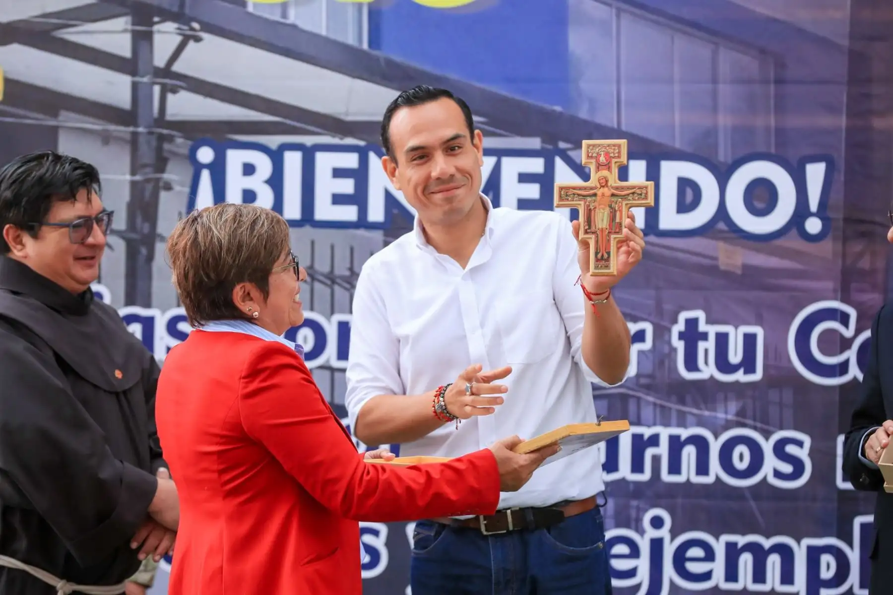 El presidente José Jerí participa en la ceremonia de izamiento del Pabellón Nacional en la Institución Educativa Parroquial San Antonio de Padua, en el distrito de Jesús María, donde cursó sus estudios primarios y secundarios. Foto: ANDINA/Prensa Presidencia