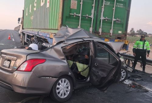 Tres personas fallecidas dejó el choque entre un auto y un tráiler en el km 138 de la carretera Panamericana Norte, en el distrito de Huacho, provincia de Huaura, región Lima.