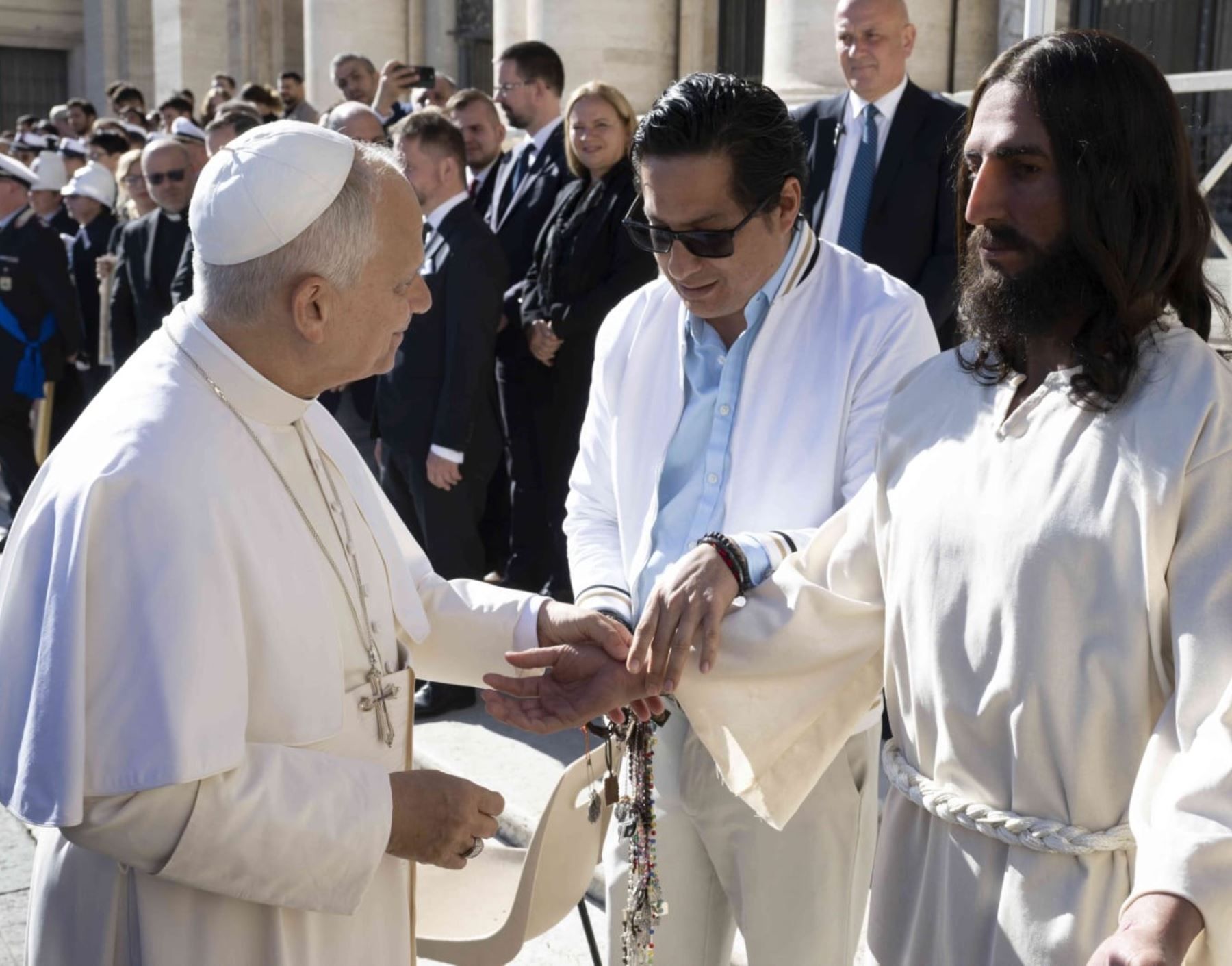 Peruvian Walt Wizard presents hyperrealistic 'Risen Jesus' statue to Pope Leo XIV