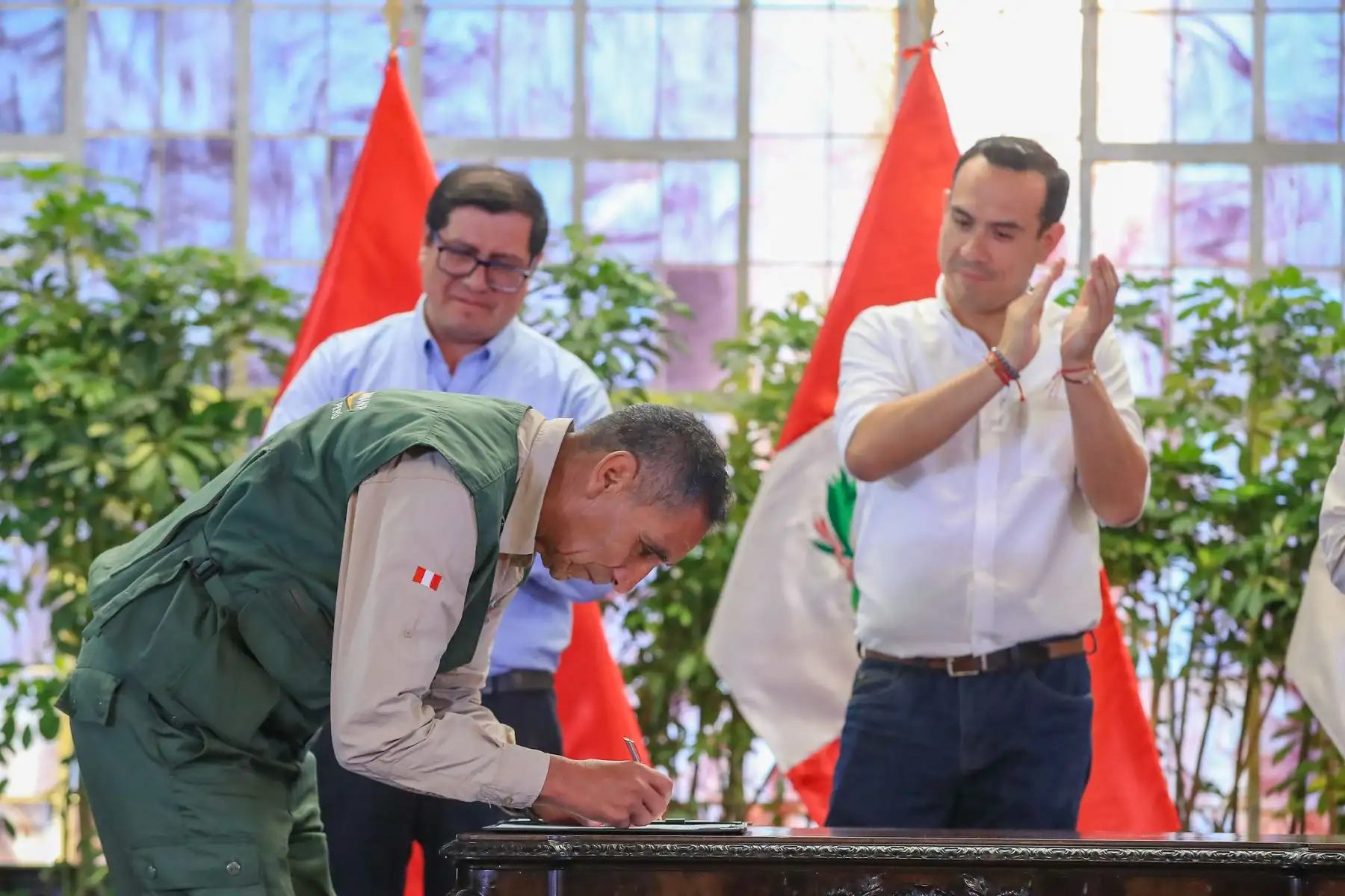 El presidente de la república, José Jerí Oré, participó en la ceremonia de implementación de la nueva escala remunerativa y la firma de contratos de los guardaparques del Perú, en Palacio de Gobierno. Foto: ANDINA/ Prensa Presidencia