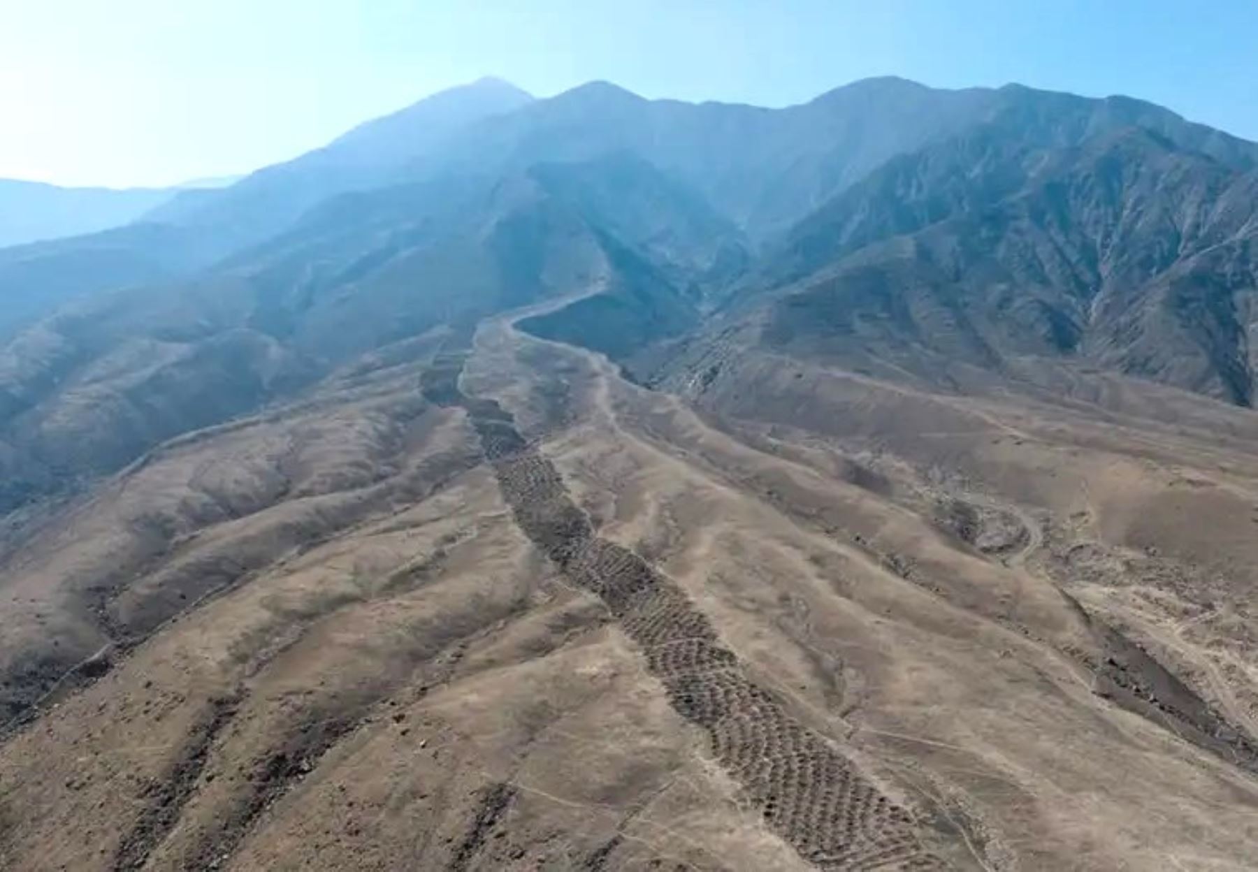 La investigación arqueológica realizada por expertos extranjeros y peruanos y que resolvió uno de los enigmas más llamativos de la arqueología andina: la función de los más de 5,200 agujeros excavados y alineados en Monte Sierpe, ubicado en el valle de Pisco (Ica) fue incluido entre los seis descubrimientos arqueológicos más asombrosos del 2025 por National Geographic.