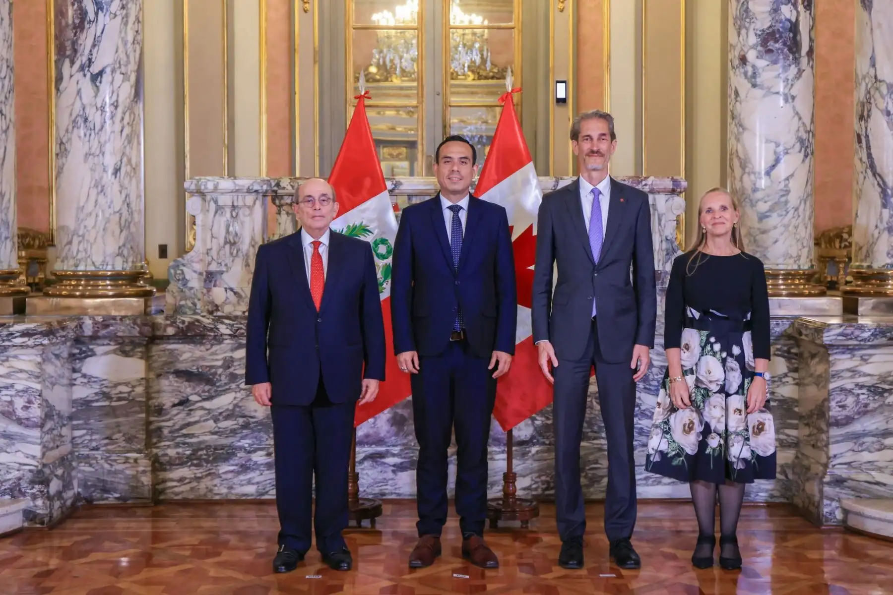 El presidente de la república, José Jerí Oré, recibió esta tarde las cartas credenciales del embajador de Canadá, Jean-Dominique Ieraci. La actividad, realizada en Palacio de Gobierno, contó con la presencia del canciller Hugo de Zela. Foto: ANDINA/Prensa Presidencia