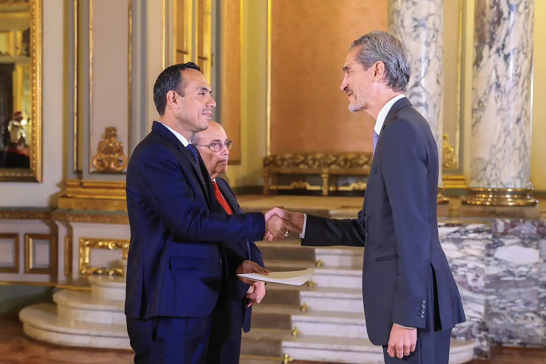 El presidente de la república, José Jerí Oré, recibió esta tarde las cartas credenciales del embajador de Canadá, Jean-Dominique Ieraci. La actividad, realizada en Palacio de Gobierno, contó con la presencia del canciller Hugo de Zela. Foto: ANDINA/Prensa Presidencia