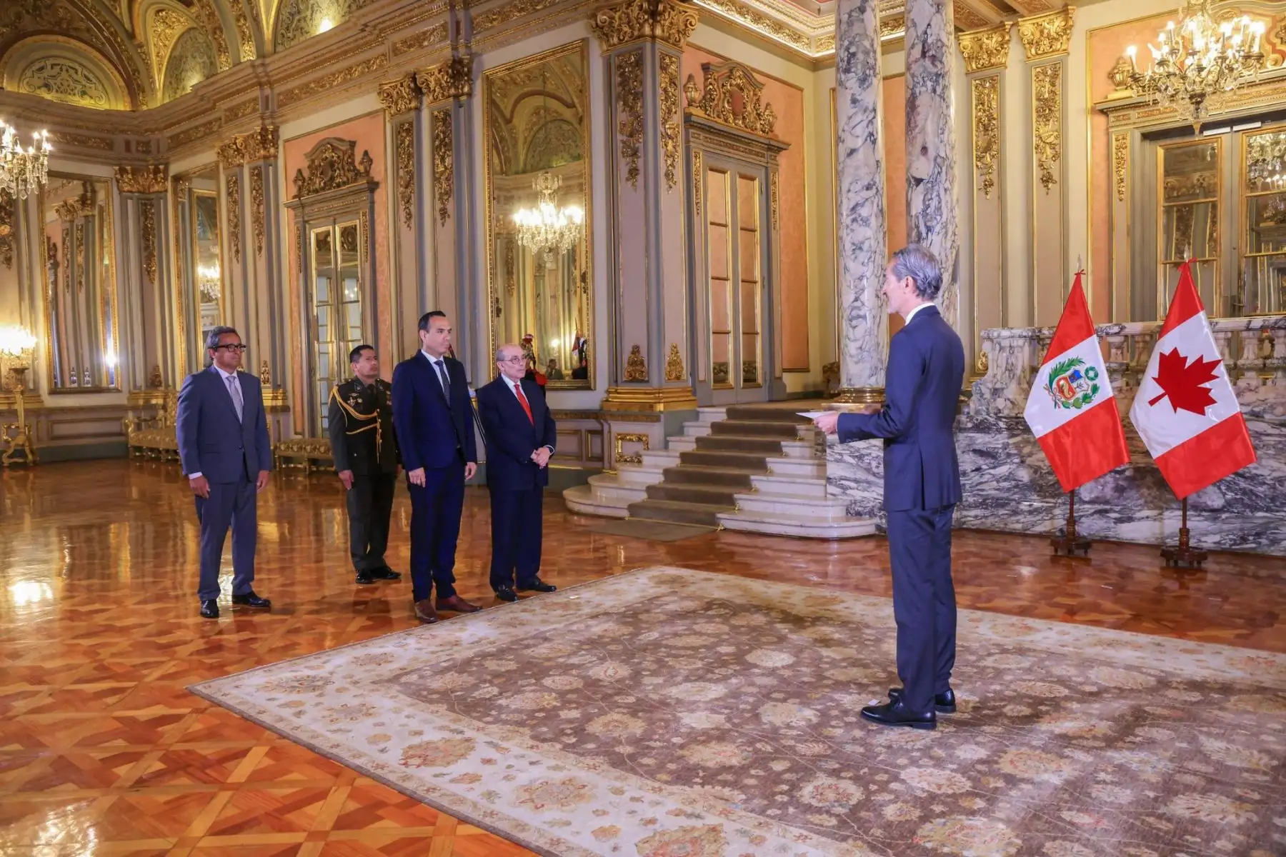 El presidente de la república, José Jerí Oré, recibió esta tarde las cartas credenciales del embajador de Canadá, Jean-Dominique Ieraci. La actividad, realizada en Palacio de Gobierno, contó con la presencia del canciller Hugo de Zela. Foto: ANDINA/Prensa Presidencia