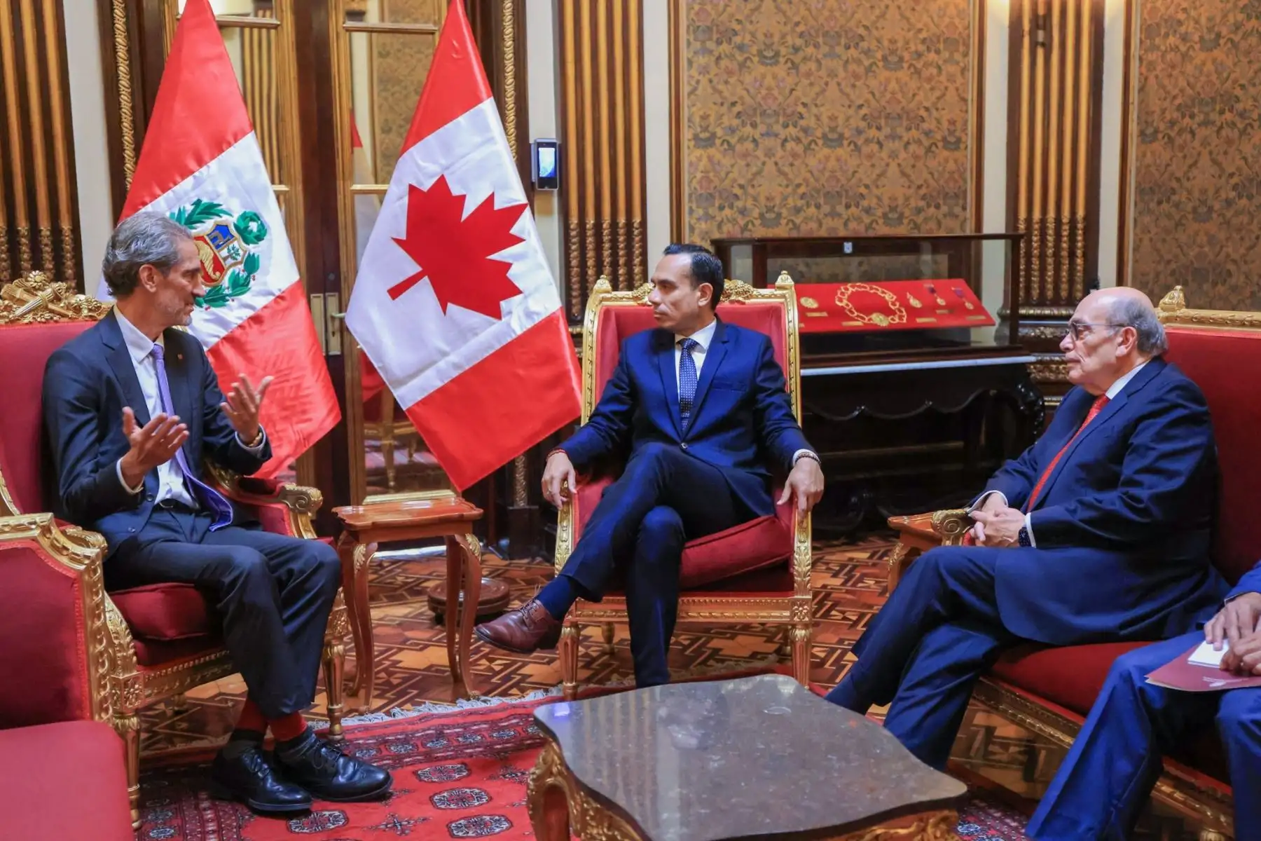El presidente de la república, José Jerí Oré, recibió esta tarde las cartas credenciales del embajador de Canadá, Jean-Dominique Ieraci. La actividad, realizada en Palacio de Gobierno, contó con la presencia del canciller Hugo de Zela. Foto: ANDINA/Prensa Presidencia