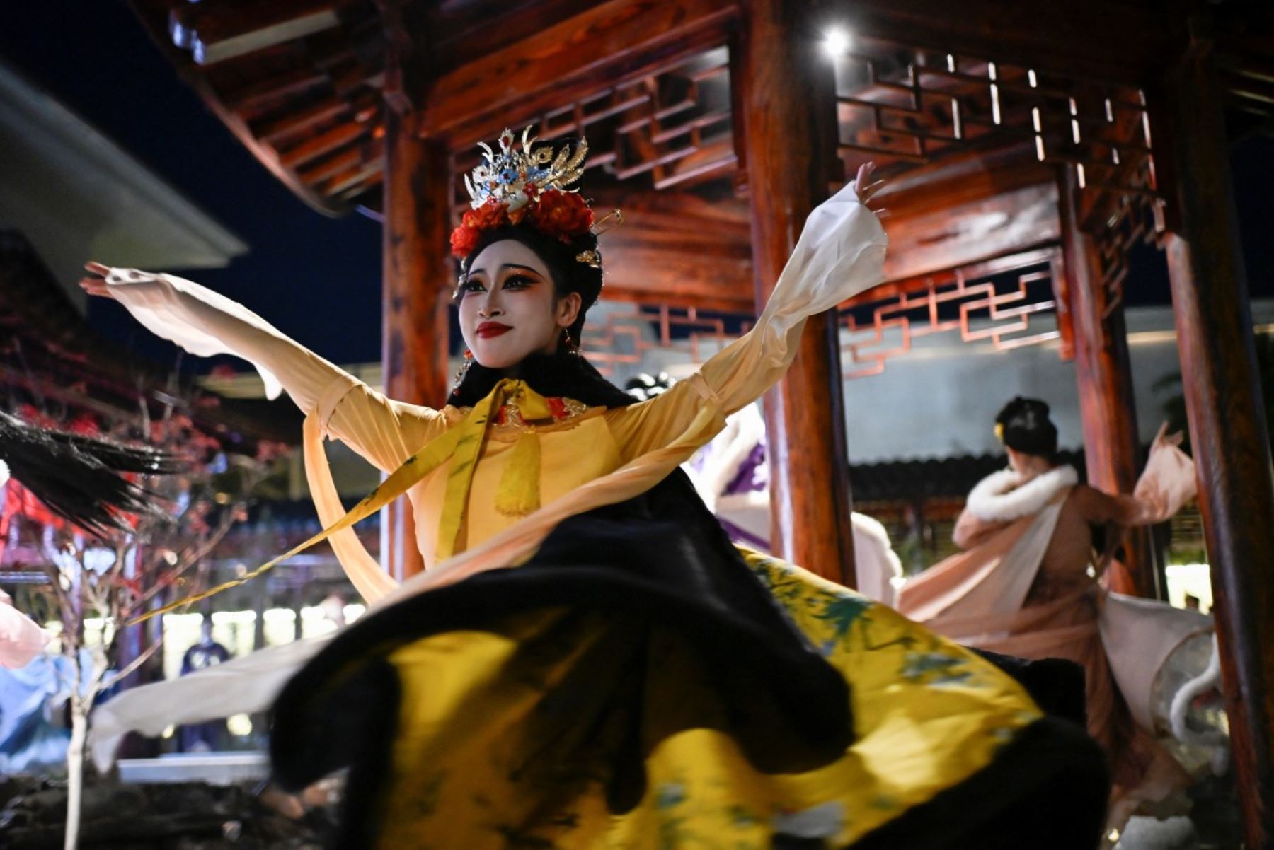 Artistas con vestimenta tradicional china actuando en un restaurante temático de Pekín. Foto: AFP