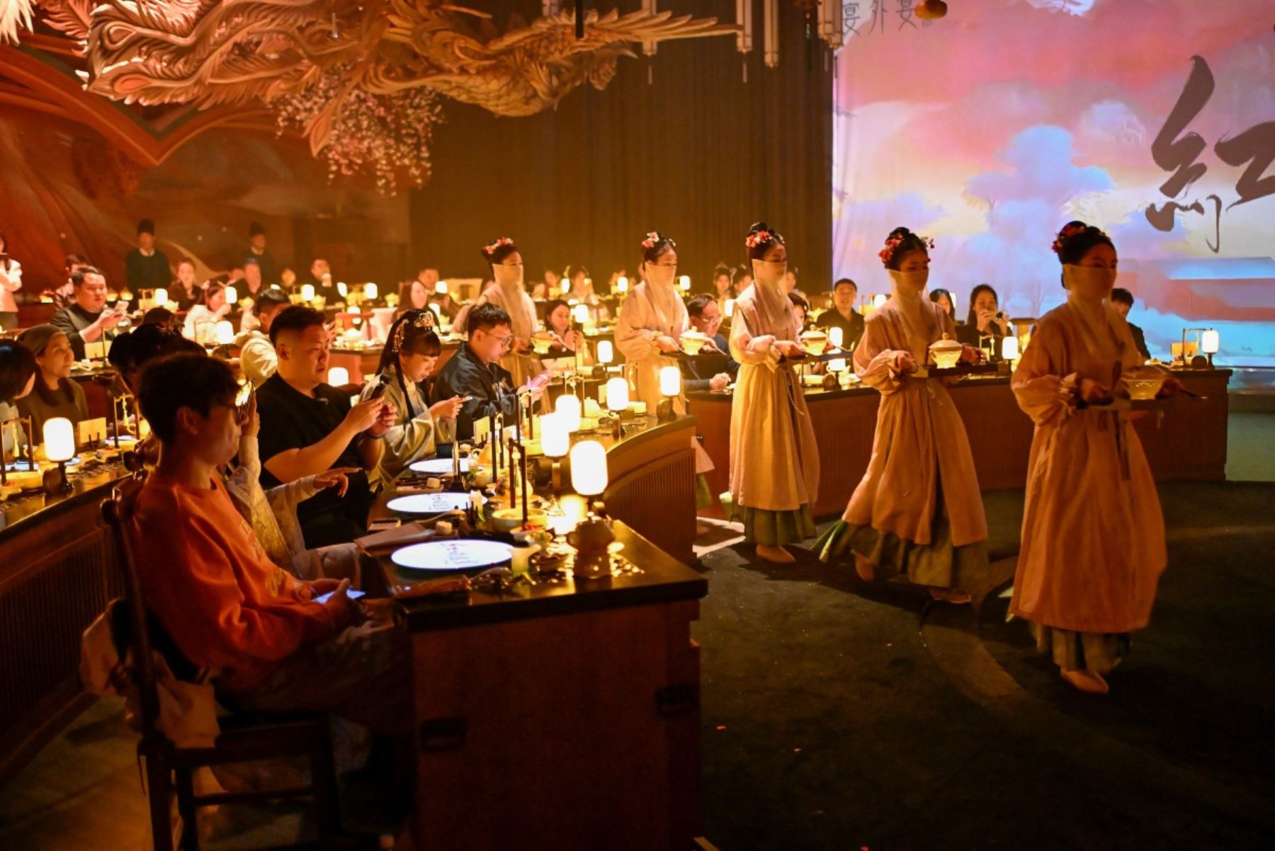 Estas clientas habían pagado para «viajar en el tiempo» a la antigua China durante unas horas, en una experiencia que ofrece un restaurante temático recién inaugurado en el centro de Pekín, el cual incluye servicio de vestuario y un menú de ocho platos. AFP