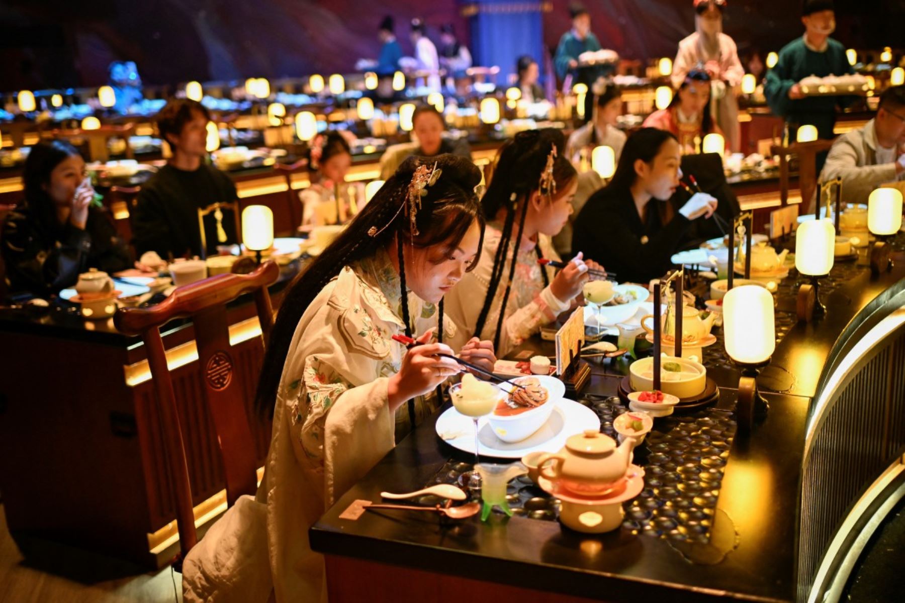 Estas clientas habían pagado para «viajar en el tiempo» a la antigua China durante unas horas, en una experiencia que ofrece un restaurante temático recién inaugurado en el centro de Pekín, el cual incluye servicio de vestuario y un menú de ocho platos. AFP