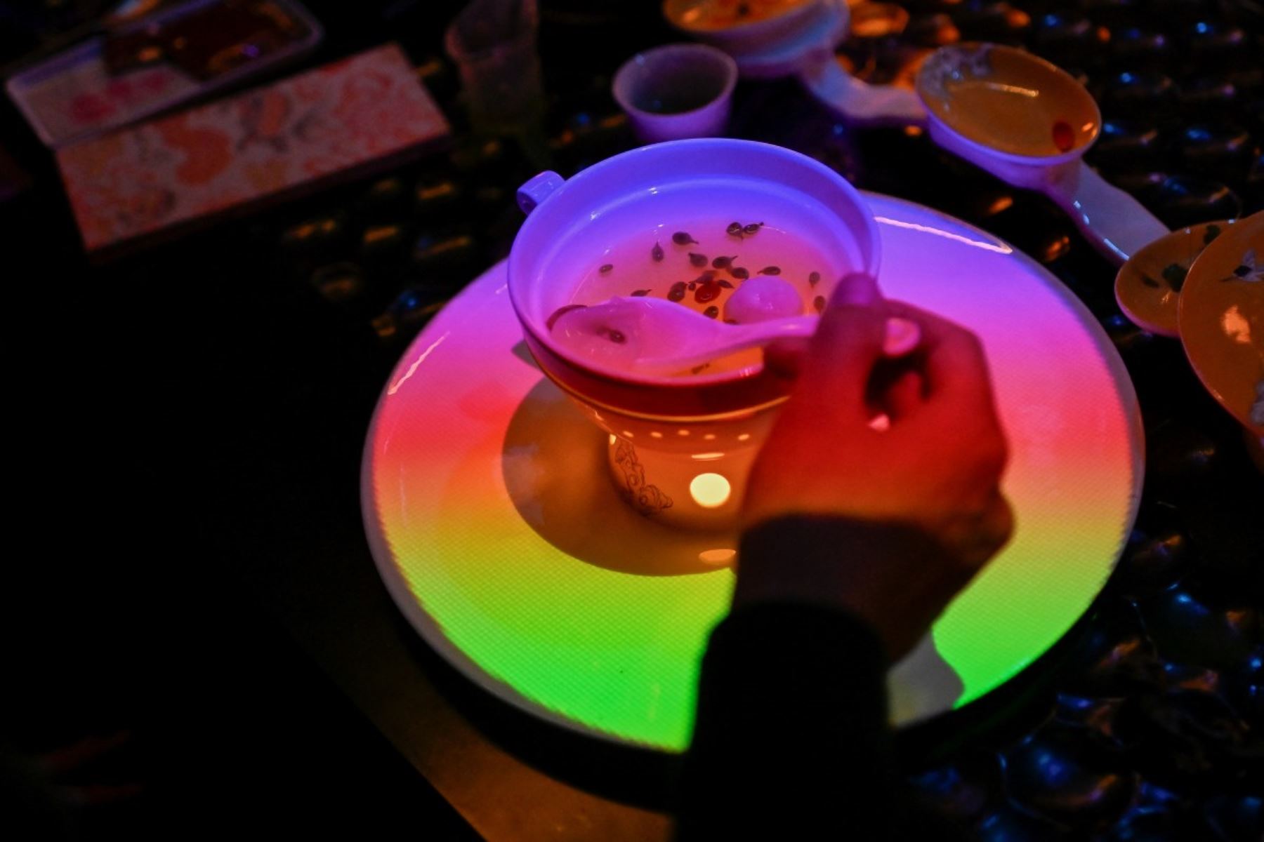 Restaurante temático recién inaugurado en el centro de Pekín, el cual incluye servicio de vestuario y un menú de ocho platos. AFP
