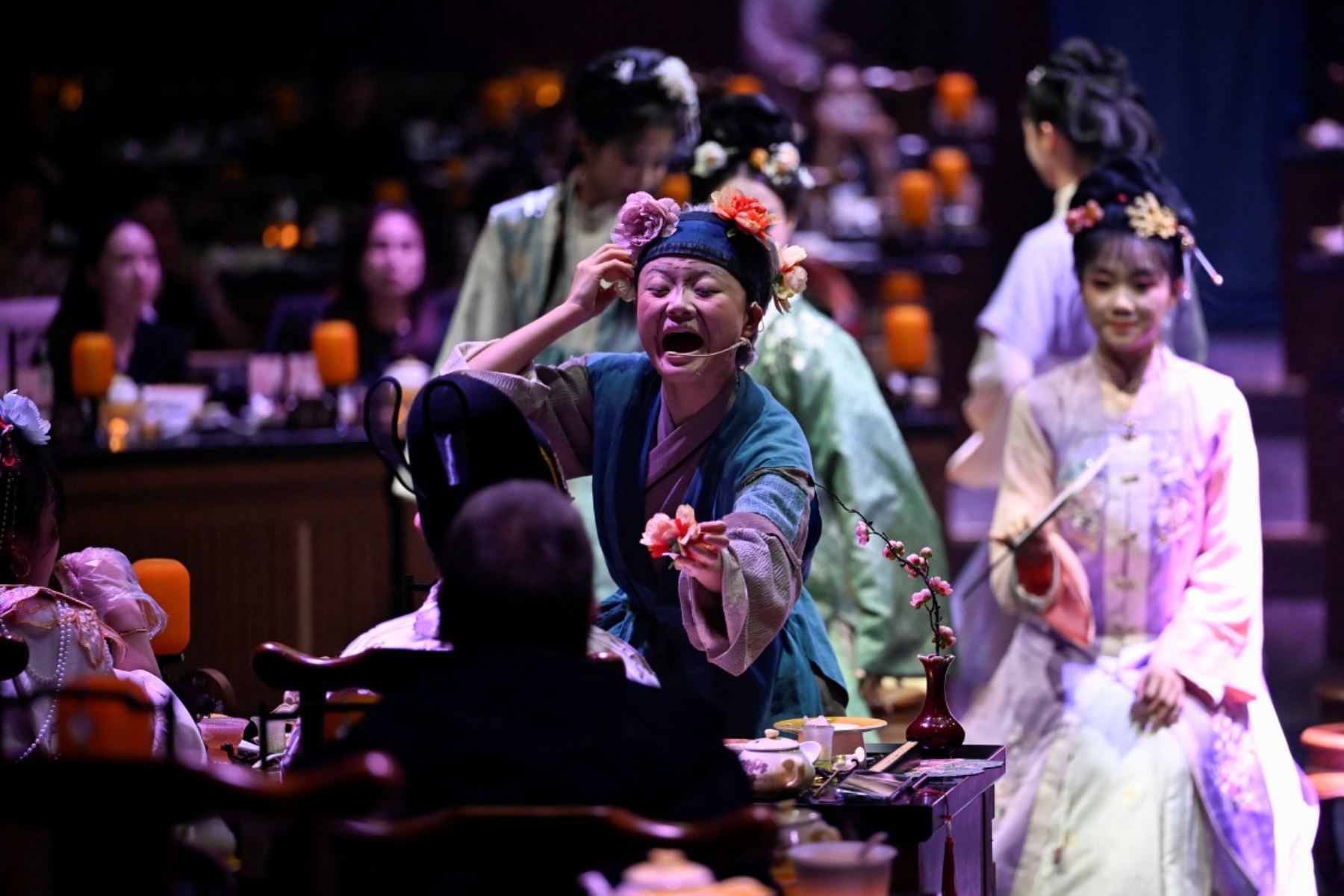 Restaurante temático recién inaugurado en el centro de Pekín, el cual incluye servicio de vestuario y un menú de ocho platos. AFP
