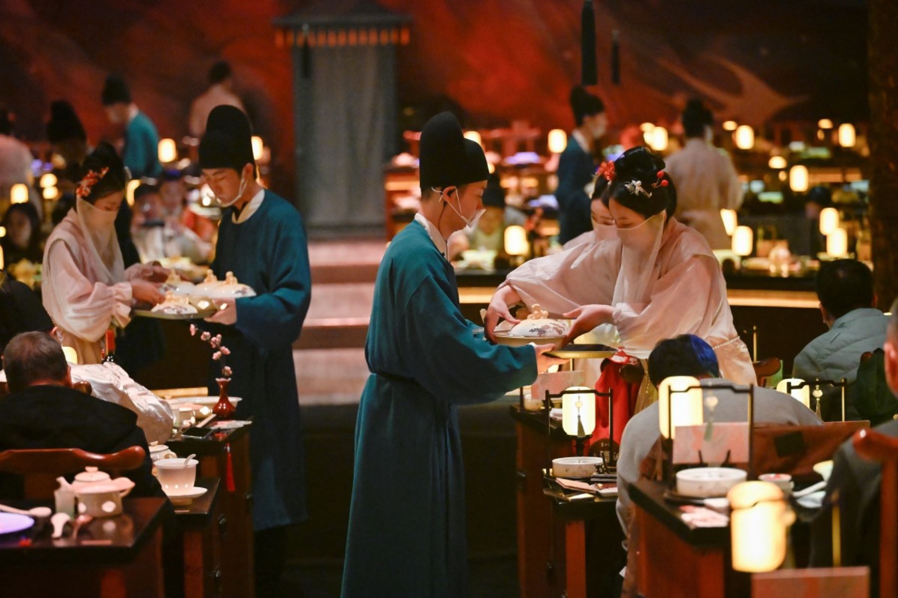 Restaurante temático recién inaugurado en el centro de Pekín, el cual incluye servicio de vestuario y un menú de ocho platos. AFP