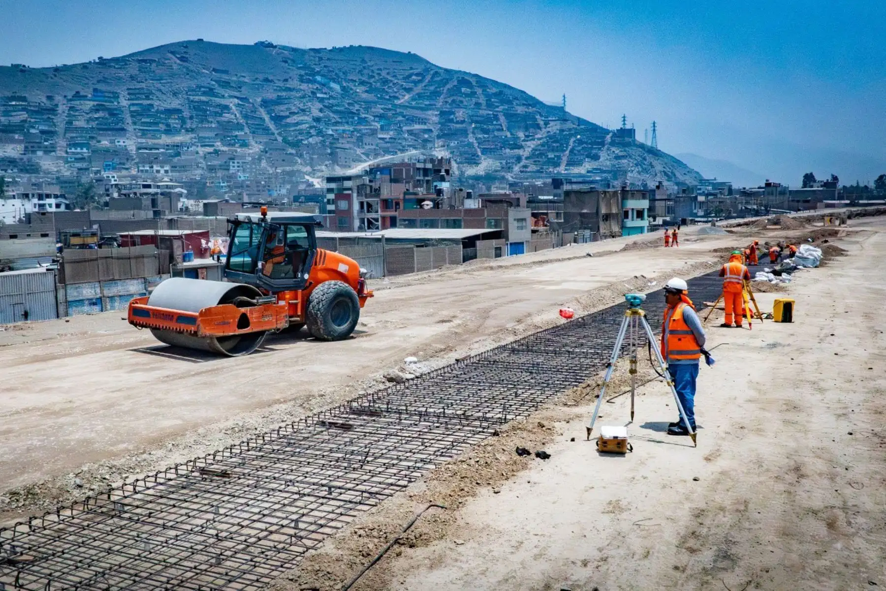 La construcción del nuevo bypass Las Torres lleva un 85 % de avance de obra, proyectándose a concluir la próxima semana el vaciado de concreto en las losas, donde posteriormente se asfaltarán las pistas en los seis carriles (tres por sentido) que tendrá el viaducto de 1,4 km. En paralelo, se vienen instalando los muros jerseys que protegerán a los vehículos en el bypass. Foto:ANDINA/Difusión