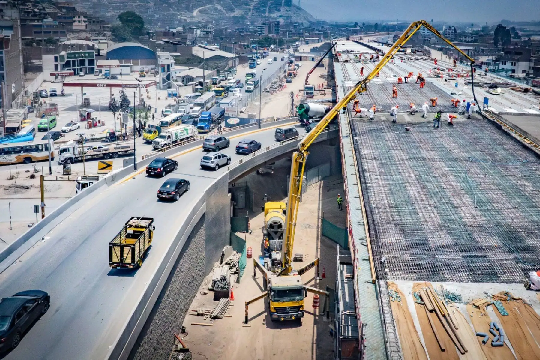 La construcción del nuevo bypass Las Torres lleva un 85 % de avance de obra, proyectándose a concluir la próxima semana el vaciado de concreto en las losas, donde posteriormente se asfaltarán las pistas en los seis carriles (tres por sentido) que tendrá el viaducto de 1,4 km. En paralelo, se vienen instalando los muros jerseys que protegerán a los vehículos en el bypass. Foto:ANDINA/Difusión