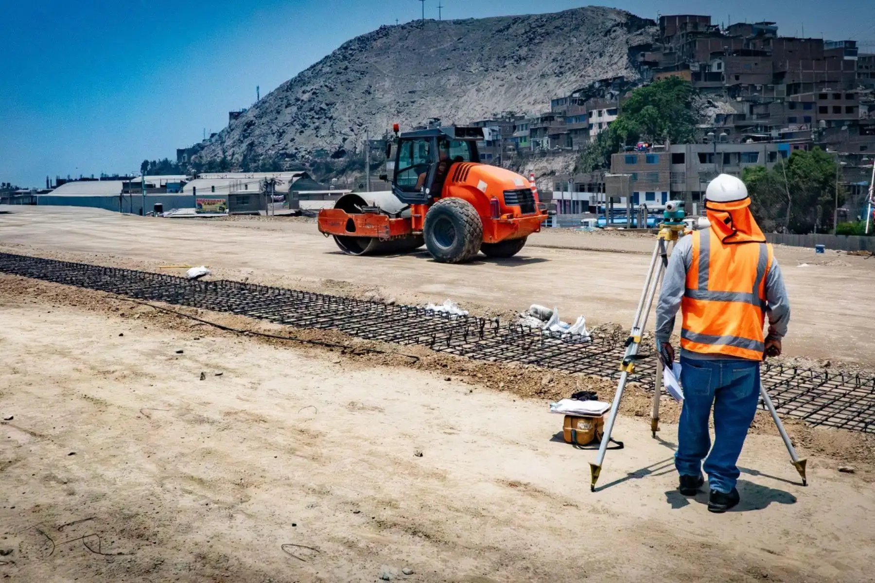 La construcción del nuevo bypass Las Torres lleva un 85 % de avance de obra, proyectándose a concluir la próxima semana el vaciado de concreto en las losas, donde posteriormente se asfaltarán las pistas en los seis carriles (tres por sentido) que tendrá el viaducto de 1,4 km. En paralelo, se vienen instalando los muros jerseys que protegerán a los vehículos en el bypass. Foto:ANDINA/Difusión