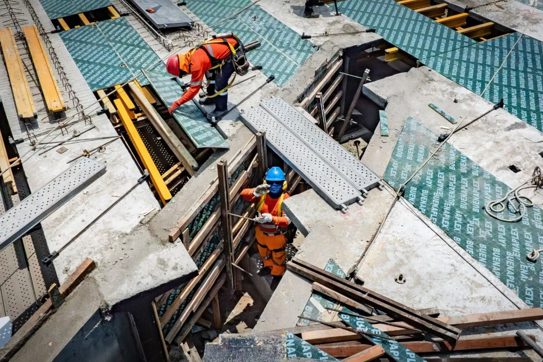 La construcción del nuevo bypass Las Torres lleva un 85 % de avance de obra, proyectándose a concluir la próxima semana el vaciado de concreto en las losas, donde posteriormente se asfaltarán las pistas en los seis carriles (tres por sentido) que tendrá el viaducto de 1,4 km. En paralelo, se vienen instalando los muros jerseys que protegerán a los vehículos en el bypass. Foto:ANDINA/Difusión