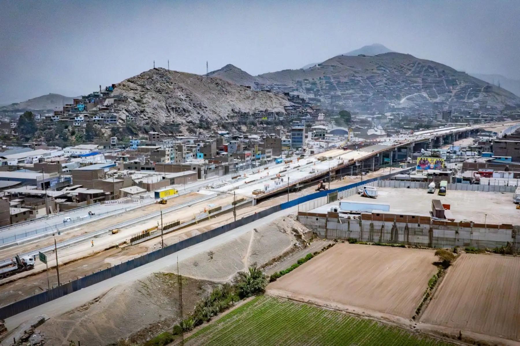La construcción del nuevo bypass Las Torres lleva un 85 % de avance de obra, proyectándose a concluir la próxima semana el vaciado de concreto en las losas, donde posteriormente se asfaltarán las pistas en los seis carriles (tres por sentido) que tendrá el viaducto de 1,4 km. En paralelo, se vienen instalando los muros jerseys que protegerán a los vehículos en el bypass. Foto:ANDINA/Difusión