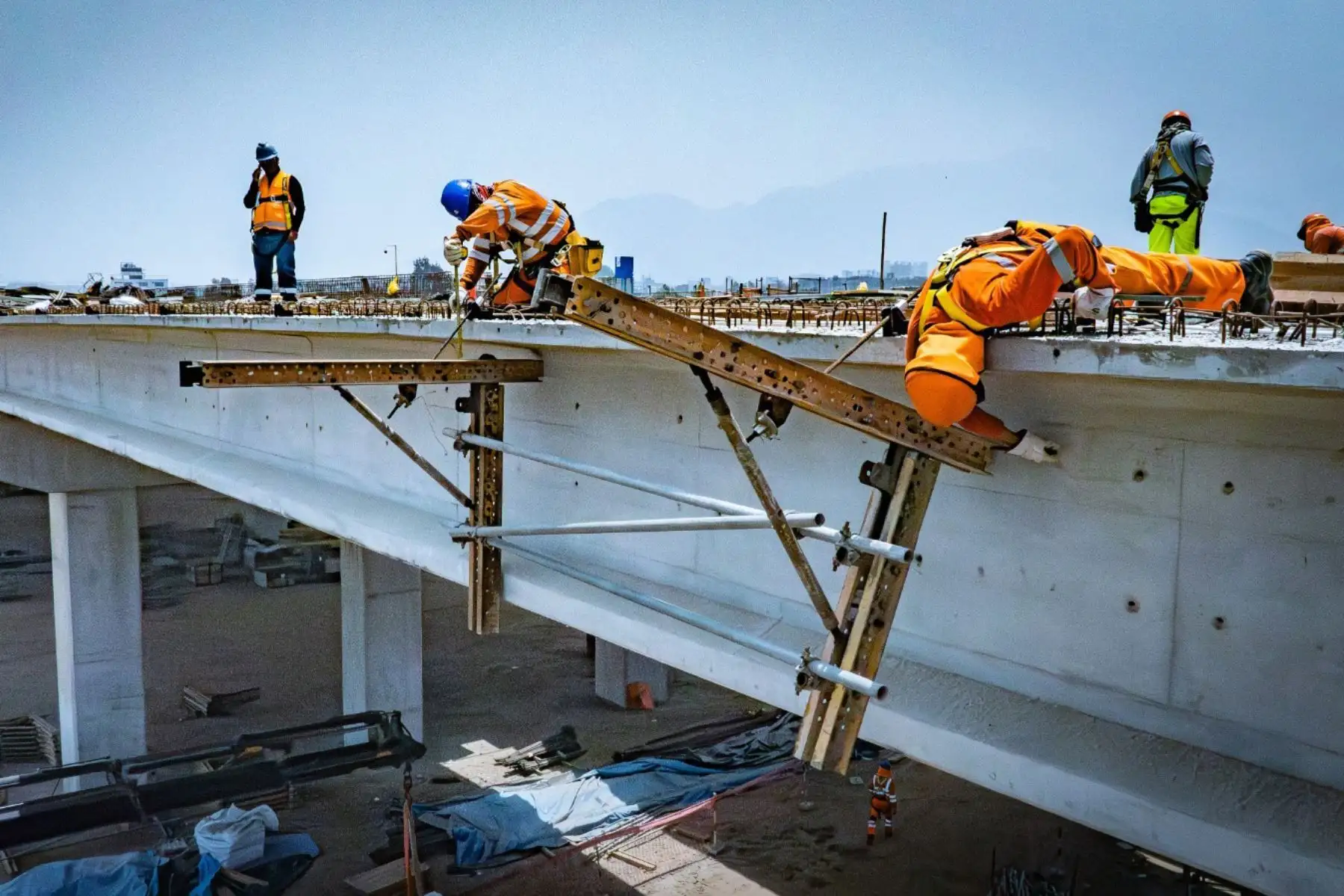 La construcción del nuevo bypass Las Torres lleva un 85 % de avance de obra, proyectándose a concluir la próxima semana el vaciado de concreto en las losas, donde posteriormente se asfaltarán las pistas en los seis carriles (tres por sentido) que tendrá el viaducto de 1,4 km. En paralelo, se vienen instalando los muros jerseys que protegerán a los vehículos en el bypass. Foto:ANDINA/Difusión