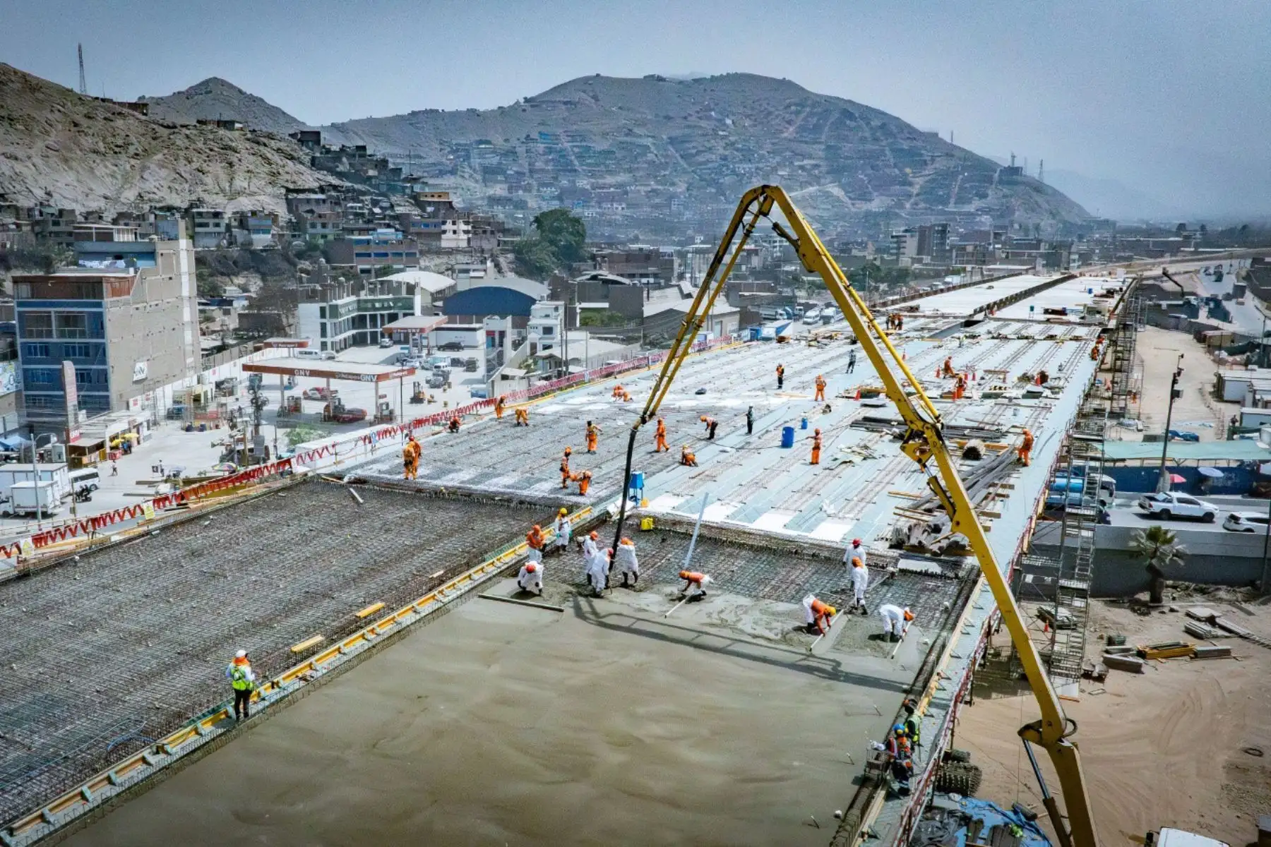 La construcción del nuevo bypass Las Torres lleva un 85 % de avance de obra, proyectándose a concluir la próxima semana el vaciado de concreto en las losas, donde posteriormente se asfaltarán las pistas en los seis carriles (tres por sentido) que tendrá el viaducto de 1,4 km. En paralelo, se vienen instalando los muros jerseys que protegerán a los vehículos en el bypass. Foto:ANDINA/Difusión