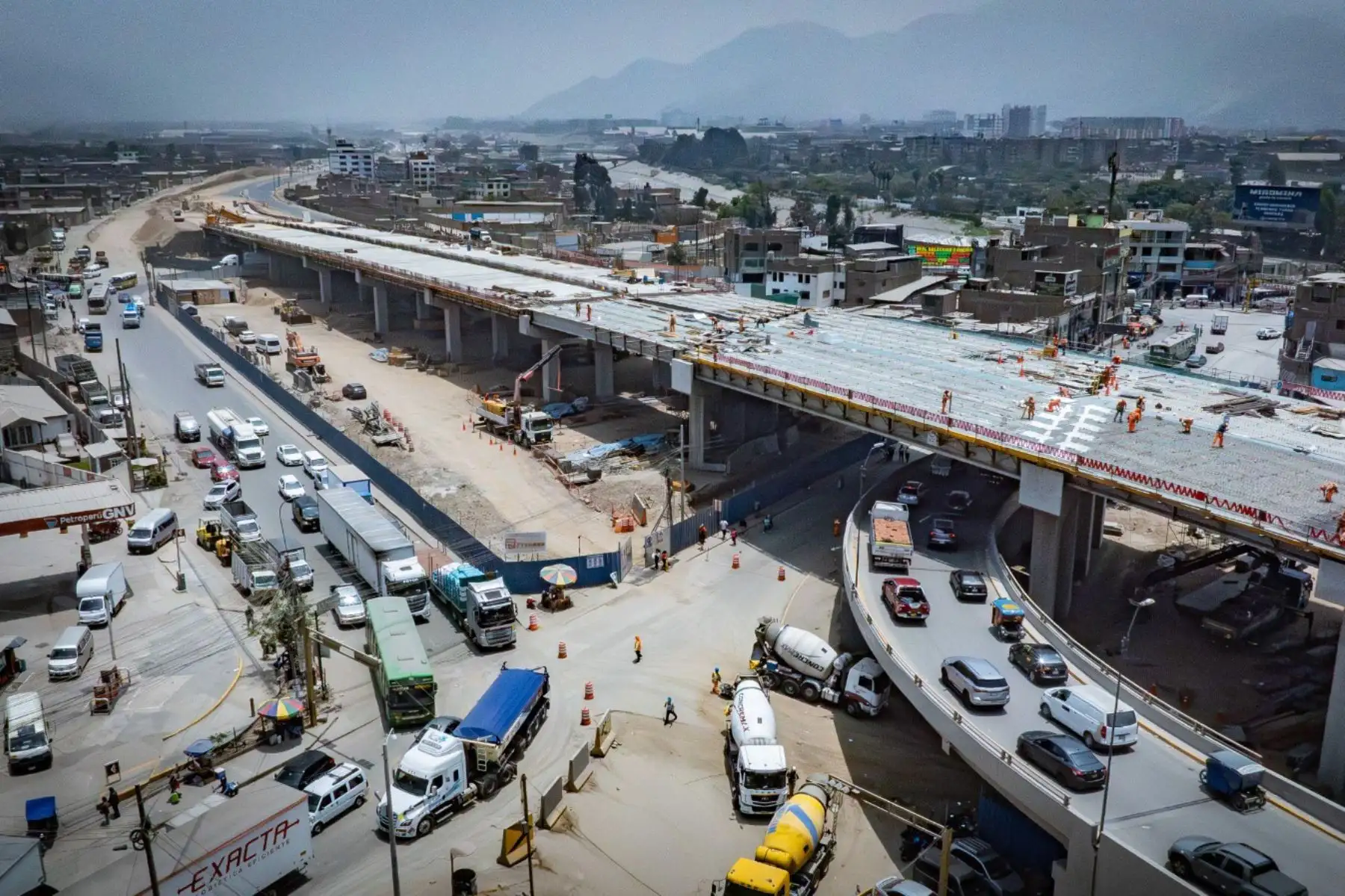 La construcción del nuevo bypass Las Torres lleva un 85 % de avance de obra, proyectándose a concluir la próxima semana el vaciado de concreto en las losas, donde posteriormente se asfaltarán las pistas en los seis carriles (tres por sentido) que tendrá el viaducto de 1,4 km. En paralelo, se vienen instalando los muros jerseys que protegerán a los vehículos en el bypass. Foto:ANDINA/Difusión