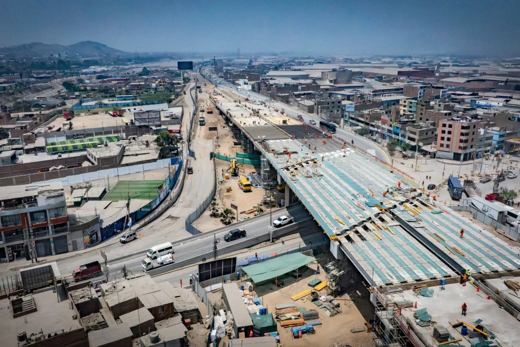 La construcción del nuevo bypass Las Torres lleva un 85 % de avance de obra, proyectándose a concluir la próxima semana el vaciado de concreto en las losas, donde posteriormente se asfaltarán las pistas en los seis carriles (tres por sentido) que tendrá el viaducto de 1,4 km. En paralelo, se vienen instalando los muros jerseys que protegerán a los vehículos en el bypass. Foto:ANDINA/Difusión