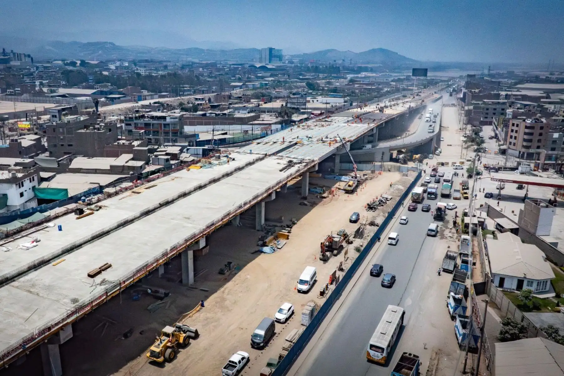 La construcción del nuevo bypass Las Torres lleva un 85 % de avance de obra, proyectándose a concluir la próxima semana el vaciado de concreto en las losas, donde posteriormente se asfaltarán las pistas en los seis carriles (tres por sentido) que tendrá el viaducto de 1,4 km. En paralelo, se vienen instalando los muros jerseys que protegerán a los vehículos en el bypass. Foto:ANDINA/Difusión