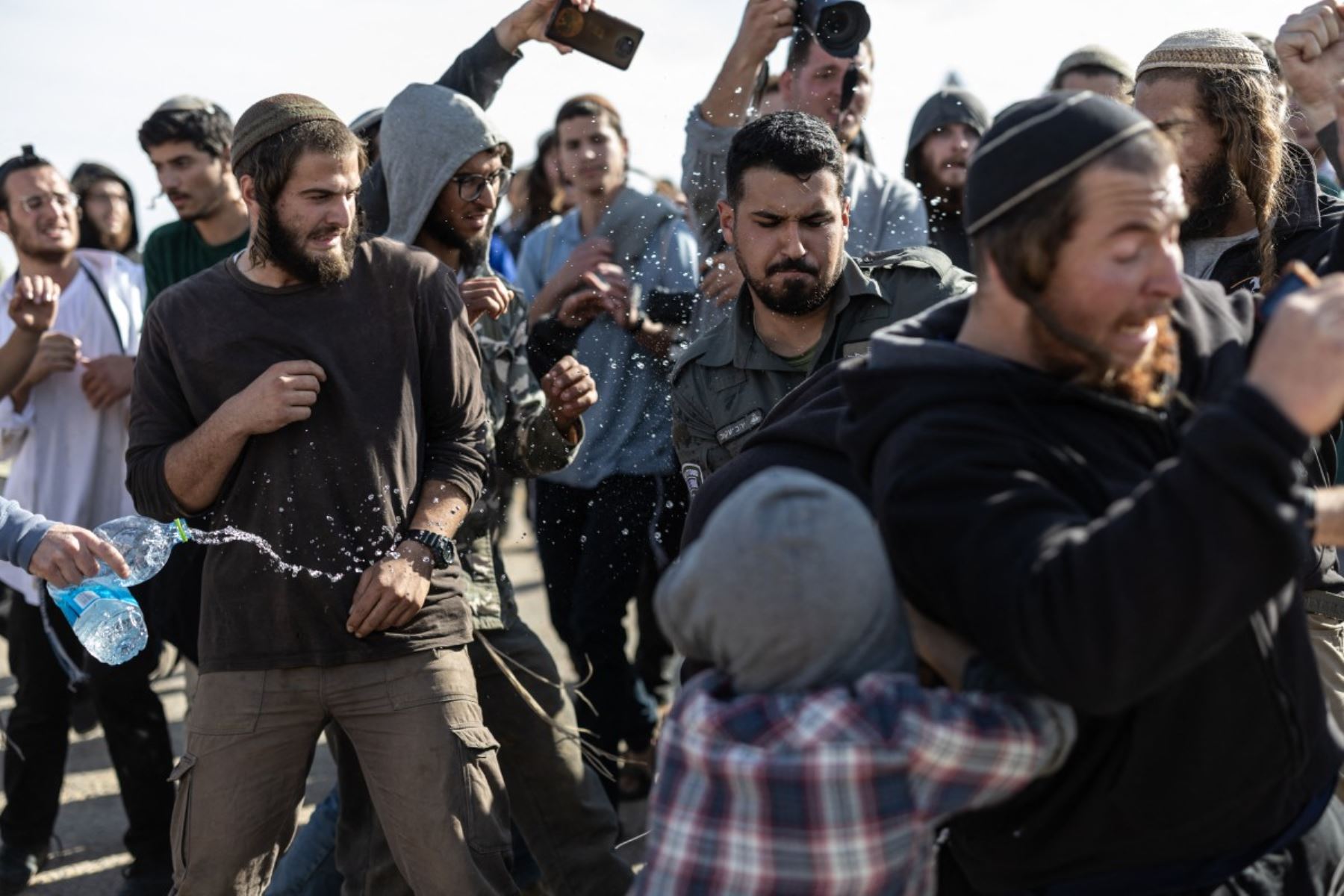 Las autoridades israelíes evacuaron y demolieron el puesto de avanzada  de colonos en la Cisjordania ocupada . AFP