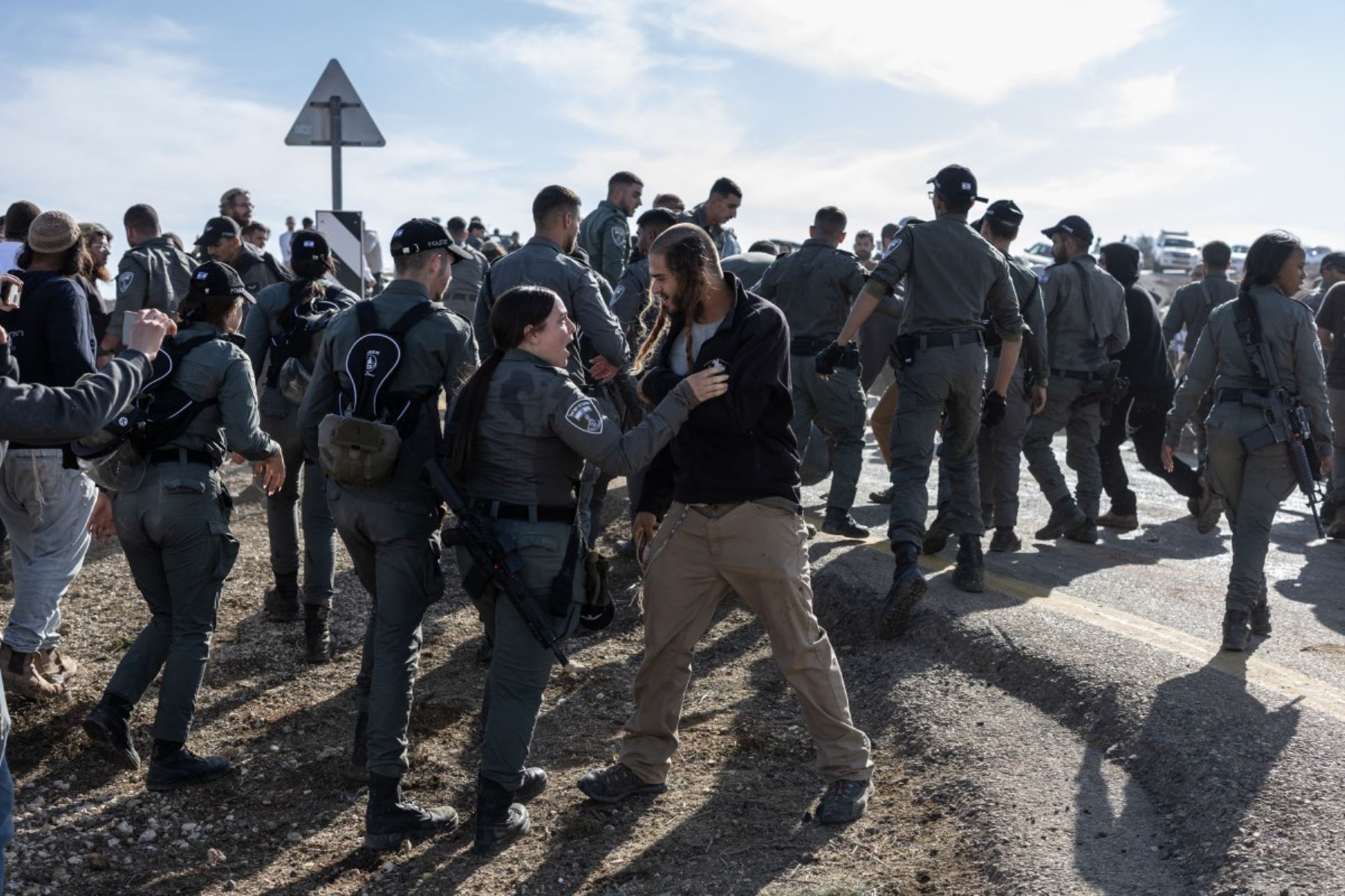 Las fuerzas de seguridad israelíes se enfrentaron con jóvenes de Hilltop Youth mientras evacuaban y demolían un puesto de avanzada construido cerca del asentamiento judío de Metzad, al este de la ciudad palestina de Saiir, en la Cisjordania ocupada. AFP