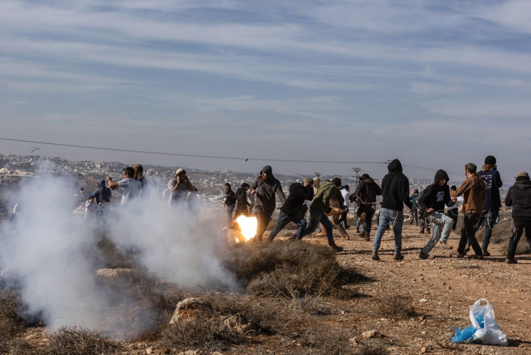 Las fuerzas de seguridad israelíes se enfrentaron con jóvenes de Hilltop Youth mientras evacuaban y demolían un puesto de avanzada construido cerca del asentamiento judío de Metzad, al este de la ciudad palestina de Saiir, en la Cisjordania ocupada. AFP