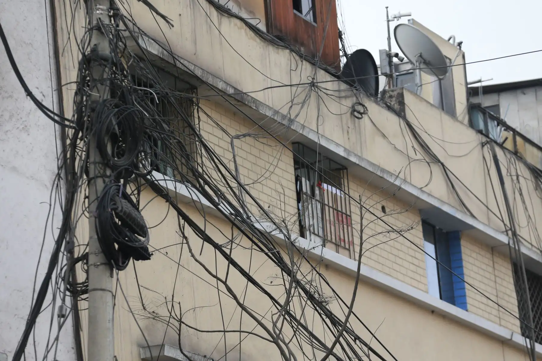 Como parte de su compromiso con la recuperación integral del espacio público, Prolima está por culminar el retiro progresivo del cableado aéreo que cruza en las vías correspondientes al entorno de Mesa Redonda, el Mercado Central y el Triángulo de Grau, zonas emblemáticas de alto tránsito comercial y turístico. Foto: ANDINA/Héctor Vinces