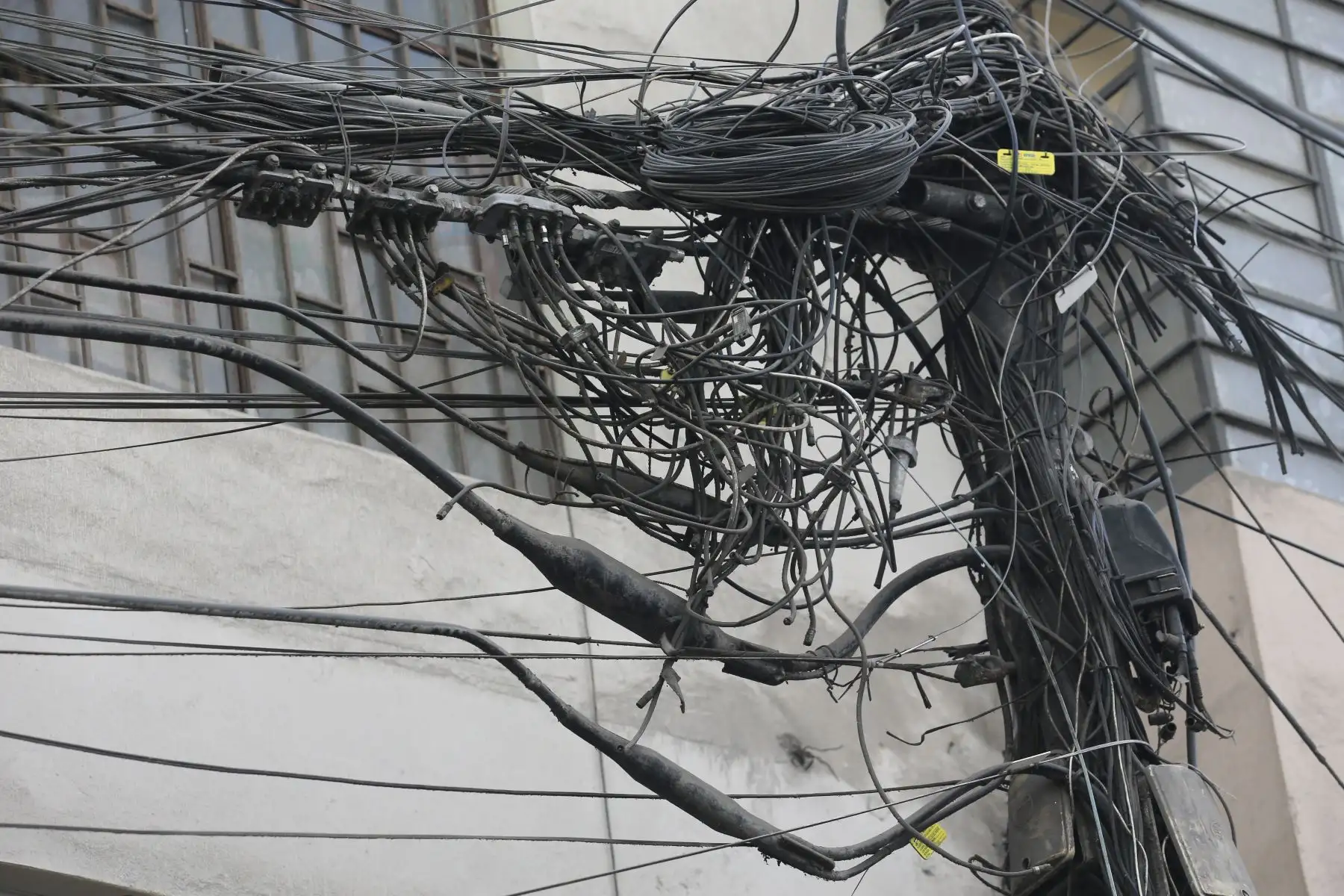 La gran mayoría de este cableado se encontraba superpuesto entre sí, generando enmarañados que implican un potencial riesgo. Foto: ANDINA/Héctor Vinces
