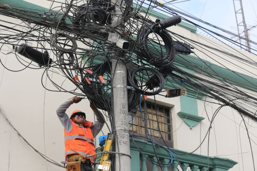 Prolima libera de los cables aéreos en Mesa Redonda, Mercado Central y el Triángulo de Grau