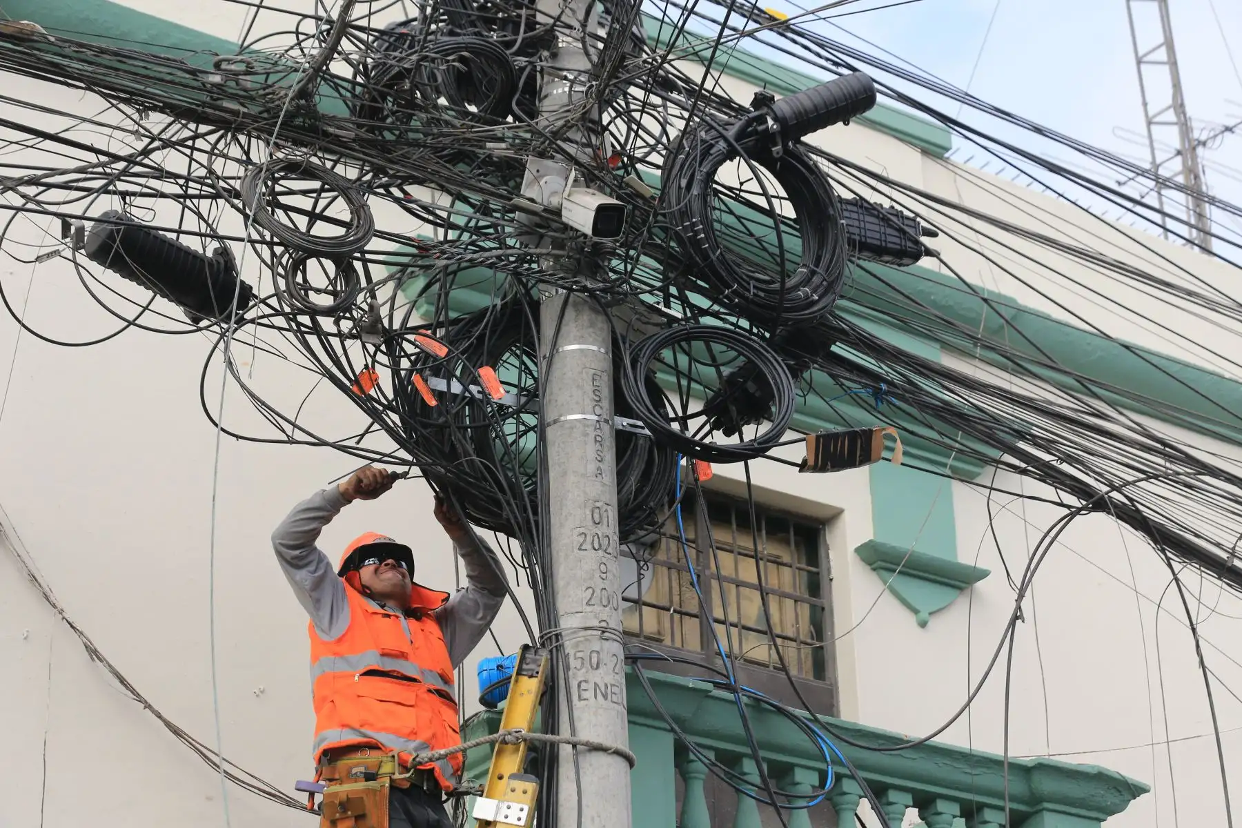 Como parte de su compromiso con la recuperación integral del espacio público, Prolima está por culminar el retiro progresivo del cableado aéreo que cruza en las vías correspondientes al entorno de Mesa Redonda, el Mercado Central y el Triángulo de Grau, zonas emblemáticas de alto tránsito comercial y turístico. Foto: ANDINA/Héctor Vinces