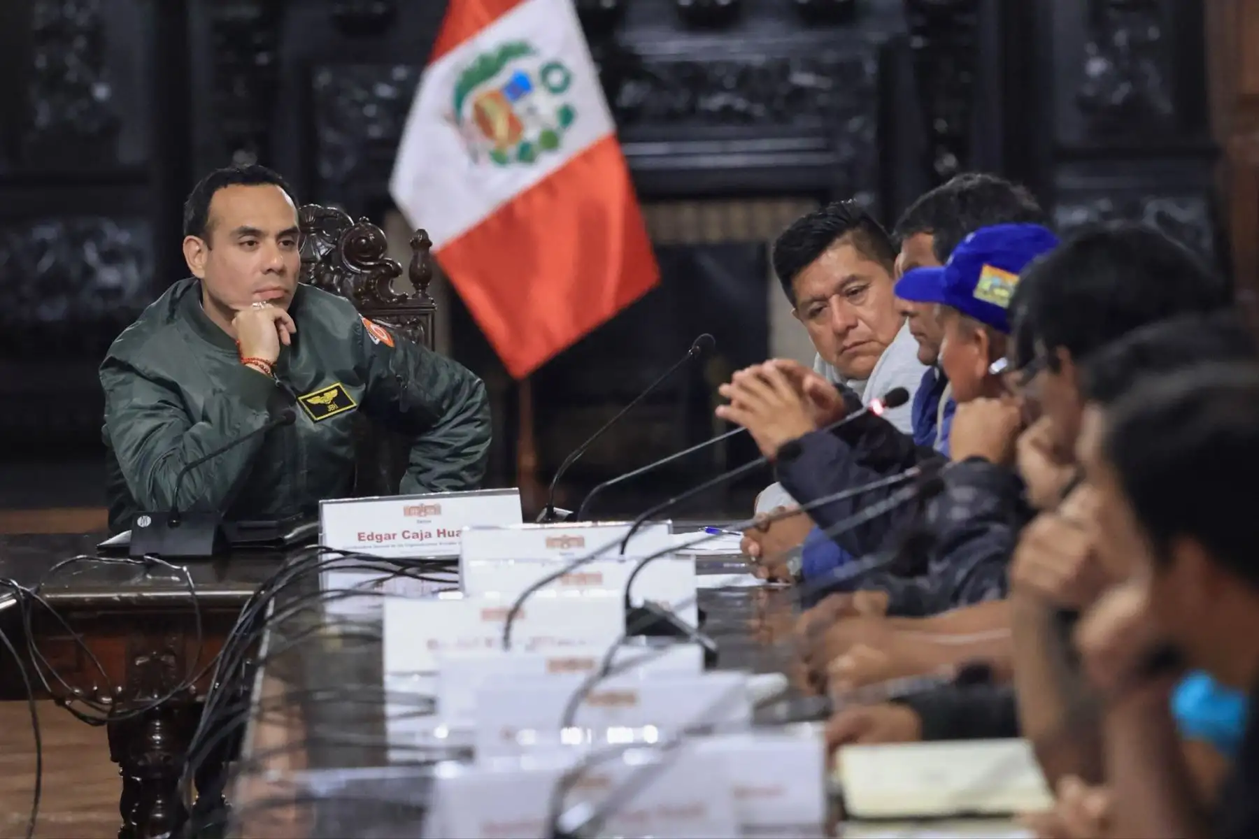 El presidente José Jerí Oré lideró una reunión con dirigentes vecinales para coordinar acciones que garanticen agua potable y alcantarillado en zonas vulnerables. Foto: ANDINA/Prensa Presidencia