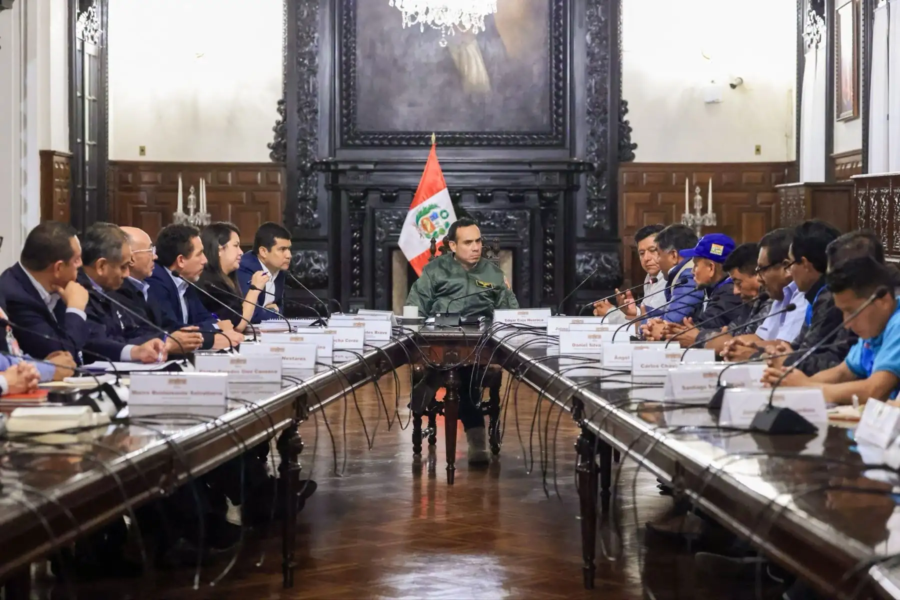 El presidente José Jerí Oré lideró una reunión con dirigentes vecinales para coordinar acciones que garanticen agua potable y alcantarillado en zonas vulnerables. Foto: ANDINA/Prensa Presidencia