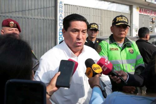 El ministro del Interior, Vicente Tiburcio, declara a la prensa tras reunirse con dirigentes de la empresa de transportes San Germán, en San Juan de Lurigancho. Foto: ANDINA/Difusión.