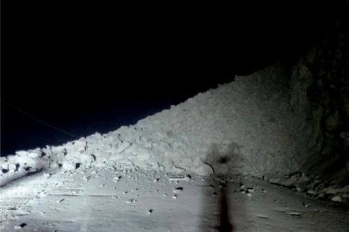 Derrumbe bloquea Carretera Panamericana Sur, en Arequipa. Pasajeros no pueden abordar buses interprovinciales. Foto: Captura TV