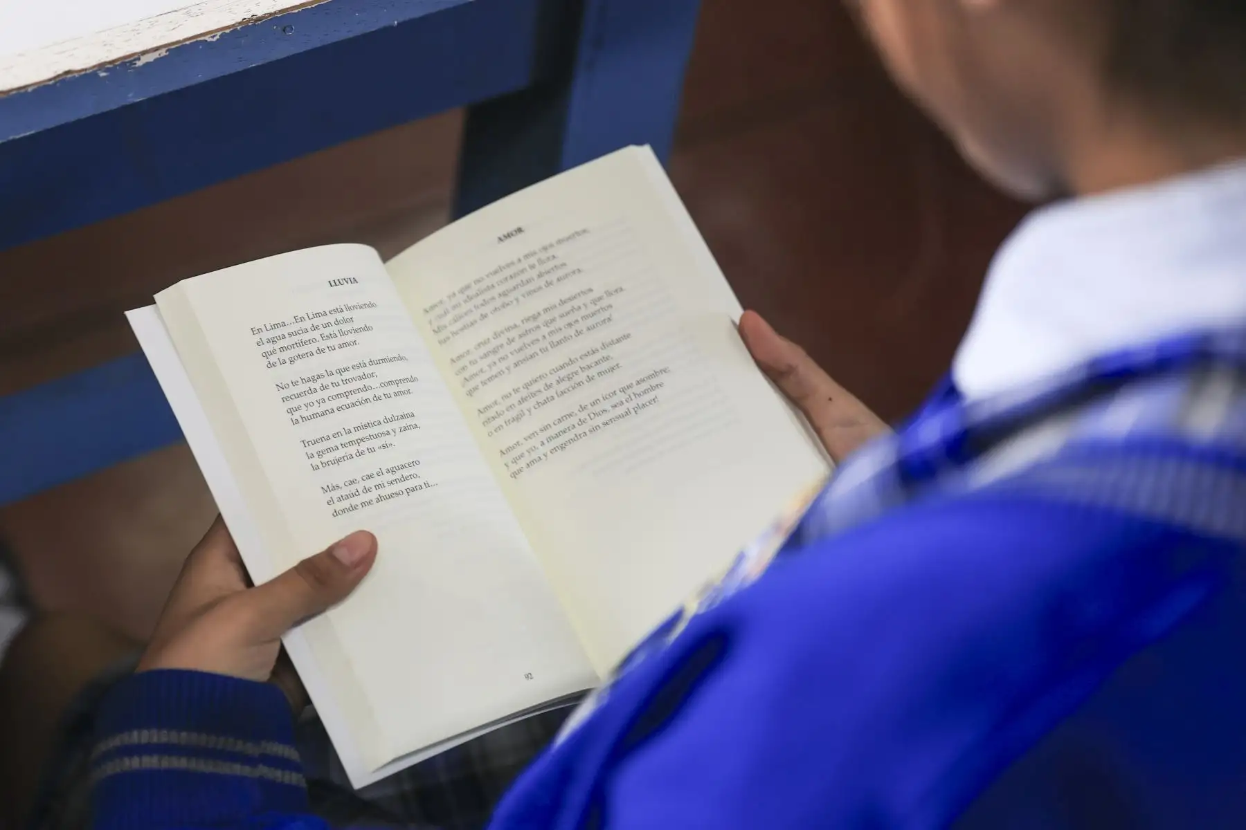 El Ministerio de Educación distribuirá gratuitamente la colección Populibros Caslit, que incluye 10 títulos de autores peruanos como César Vallejo, Mario Vargas Llosa, Ciro Alegría y José María Arguedas, como parte de su estrategia para promover la lectura en el país. Este año se entregarán 181,440 ejemplares a 404,177 estudiantes de 672 instituciones educativas. La entrega inició en la I.E. Óscar Miroquesada, donde se distribuyó un lote de 180 libros. Foto: ANDINA/Jhonel Rodríguez Robles