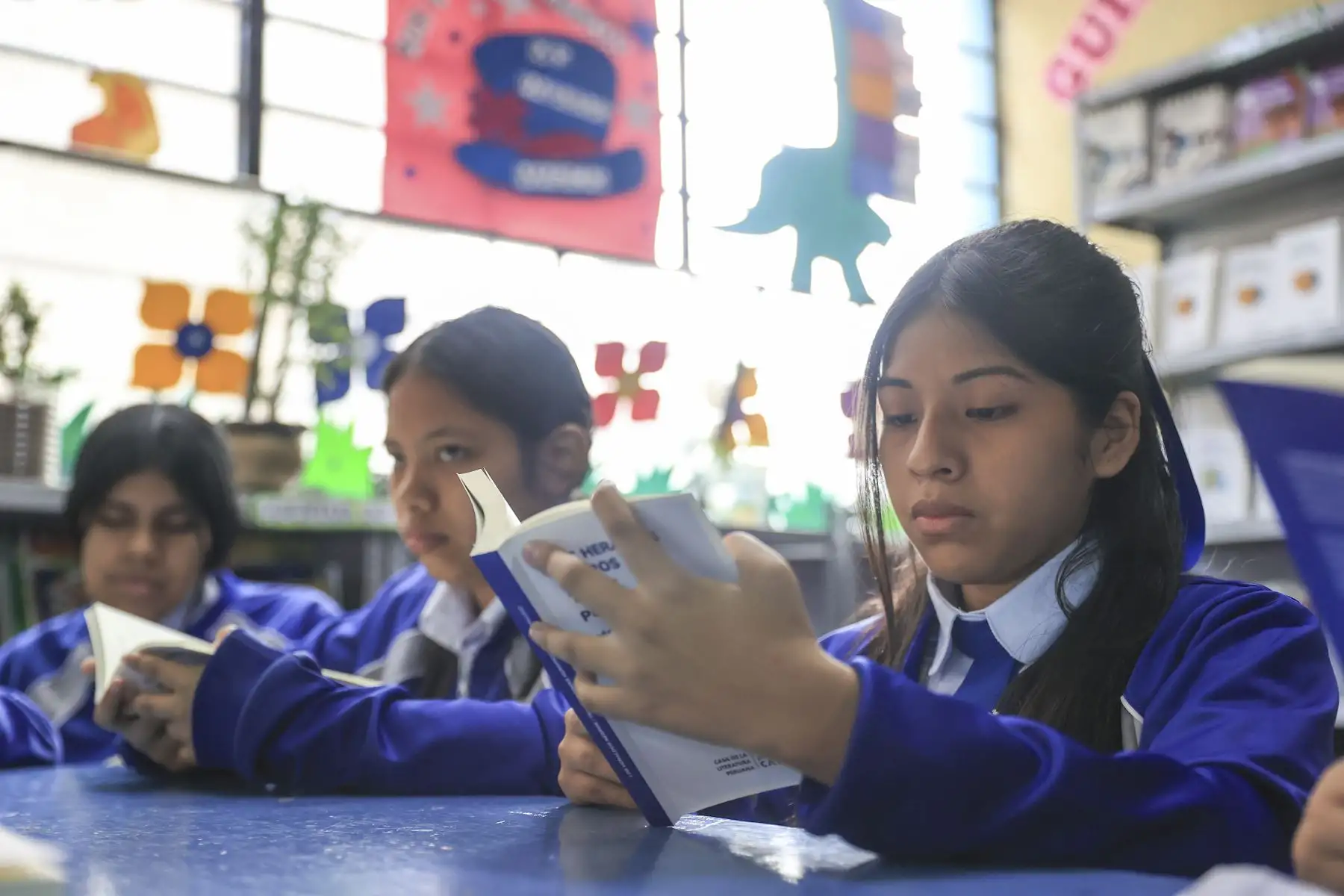 El Ministerio de Educación distribuirá gratuitamente la colección Populibros Caslit, que incluye 10 títulos de autores peruanos como César Vallejo, Mario Vargas Llosa, Ciro Alegría y José María Arguedas, como parte de su estrategia para promover la lectura en el país. Este año se entregarán 181,440 ejemplares a 404,177 estudiantes de 672 instituciones educativas. La entrega inició en la I.E. Óscar Miroquesada, donde se distribuyó un lote de 180 libros. Foto: ANDINA/Jhonel Rodríguez Robles