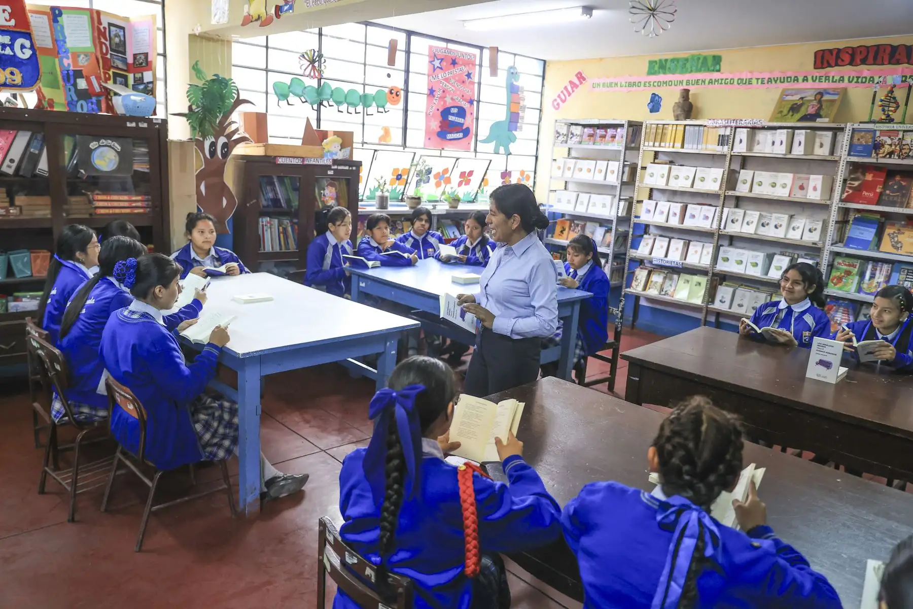 El Ministerio de Educación distribuirá gratuitamente la colección Populibros Caslit, que incluye 10 títulos de autores peruanos como César Vallejo, Mario Vargas Llosa, Ciro Alegría y José María Arguedas, como parte de su estrategia para promover la lectura en el país. Este año se entregarán 181,440 ejemplares a 404,177 estudiantes de 672 instituciones educativas. La entrega inició en la I.E. Óscar Miroquesada, donde se distribuyó un lote de 180 libros. Foto: ANDINA/Jhonel Rodríguez Robles