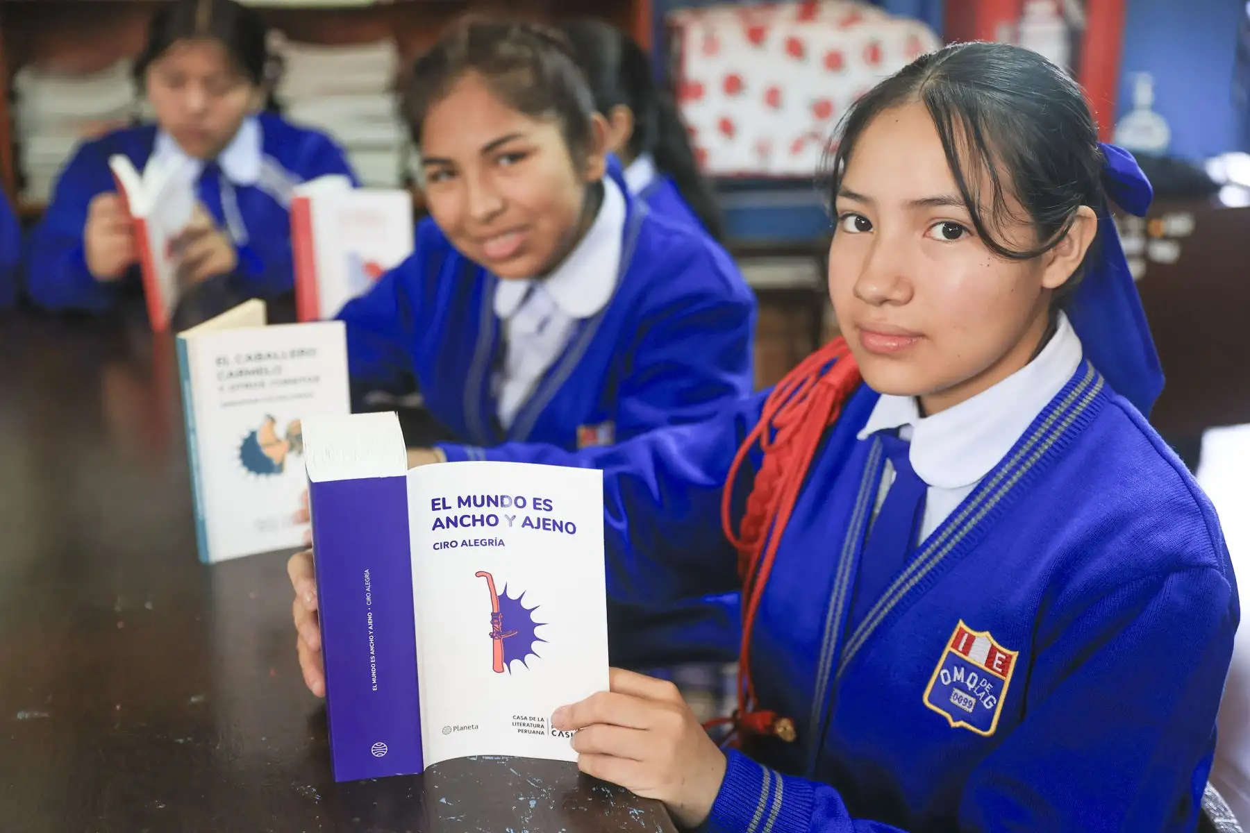 El Ministerio de Educación distribuirá gratuitamente la colección Populibros Caslit, que incluye 10 títulos de autores peruanos como César Vallejo, Mario Vargas Llosa, Ciro Alegría y José María Arguedas, como parte de su estrategia para promover la lectura en el país. Este año se entregarán 181,440 ejemplares a 404,177 estudiantes de 672 instituciones educativas. La entrega inició en la I.E. Óscar Miroquesada, donde se distribuyó un lote de 180 libros. Foto: ANDINA/Jhonel Rodríguez Robles