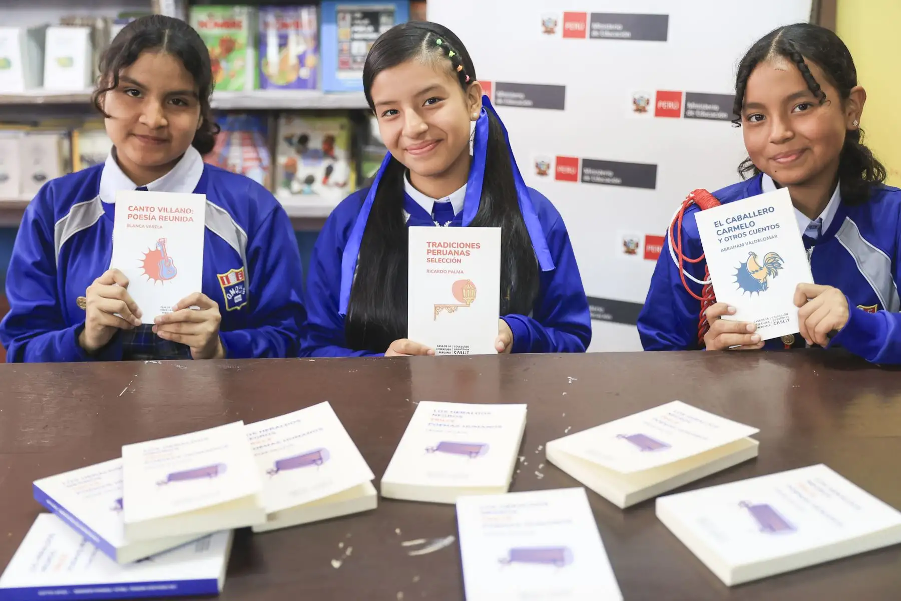 El Ministerio de Educación distribuirá gratuitamente la colección Populibros Caslit, que incluye 10 títulos de autores peruanos como César Vallejo, Mario Vargas Llosa, Ciro Alegría y José María Arguedas, como parte de su estrategia para promover la lectura en el país. Este año se entregarán 181,440 ejemplares a 404,177 estudiantes de 672 instituciones educativas. La entrega inició en la I.E. Óscar Miroquesada, donde se distribuyó un lote de 180 libros. Foto: ANDINA/Jhonel Rodríguez Robles
