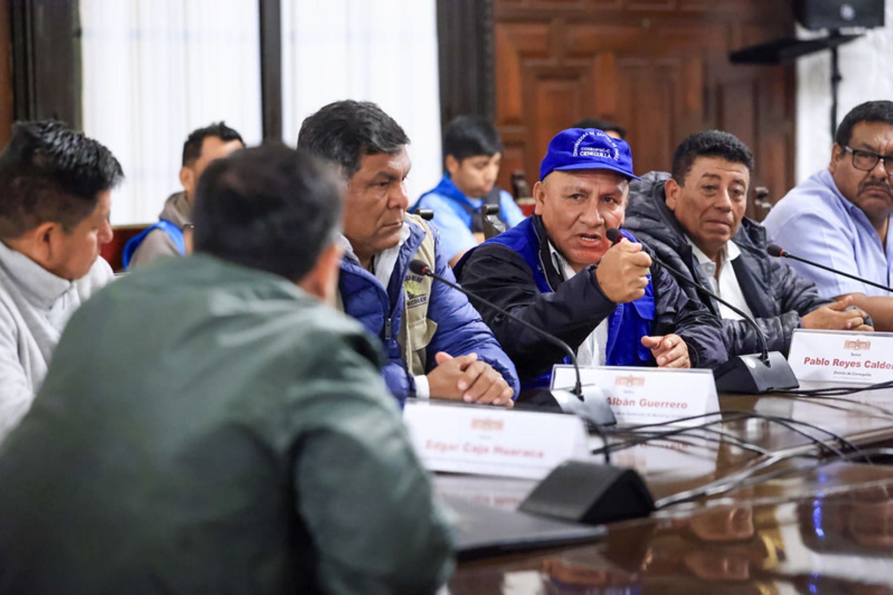 El presidente José Jerí Oré lideró una reunión con dirigentes vecinales para coordinar acciones que garanticen agua potable y alcantarillado en zonas vulnerables. Foto: ANDINA/Prensa Presidencia