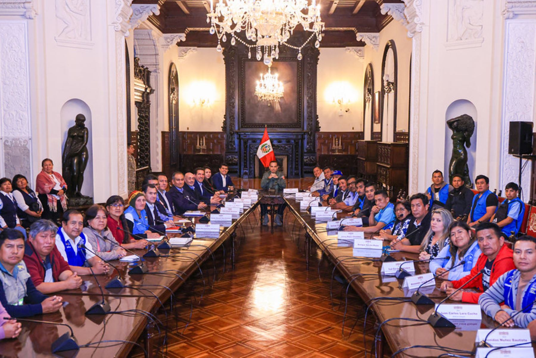 El presidente José Jerí Oré lideró una reunión con dirigentes vecinales para coordinar acciones que garanticen agua potable y alcantarillado en zonas vulnerables. Foto: ANDINA/Prensa Presidencia