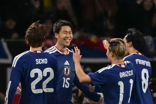 Daichi Kamada de Japón celebra con sus compañeros tras marcar el primer gol de su equipo durante el partido amistoso internacional de fútbol entre Japón y Bolivia en el Estadio Nacional de Tokio. Foto: AFP