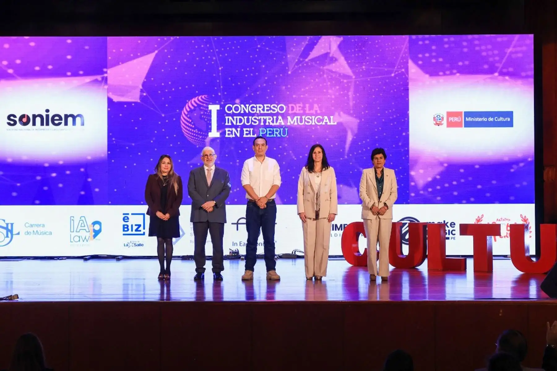 El presidente José Jerí participó de la inauguración del Congreso de la Industria Musical, un espacio impulsado por la Sociedad Nacional de Intérpretes y Ejecutantes de la Música (SONIEM) y coorganizado con el Ministerio de Cultura para fortalecer y proyectar el futuro de la música peruana. 
Foto: ANDINA/Prensa Presidencia