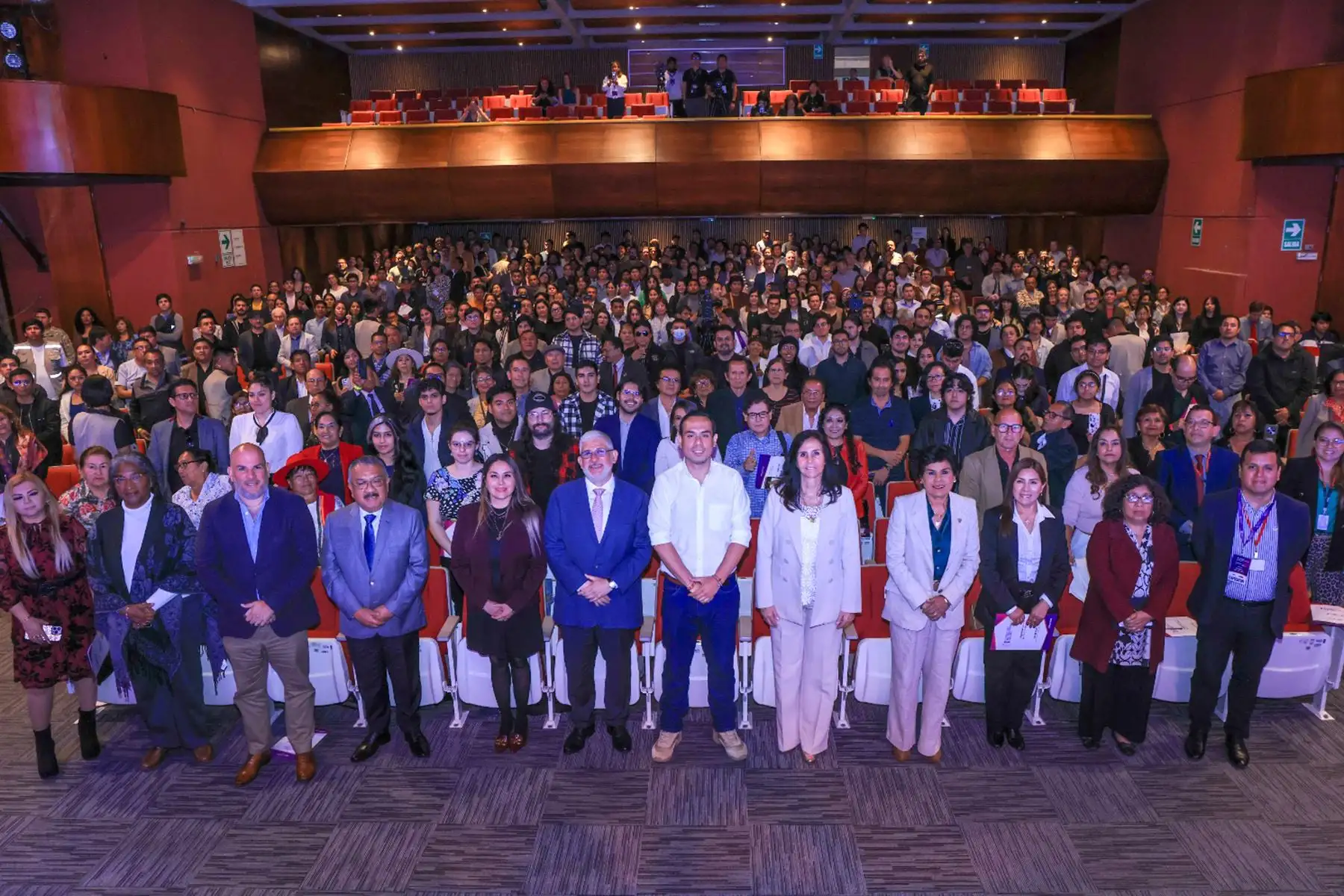 El presidente José Jerí participó de la inauguración del Congreso de la Industria Musical, un espacio impulsado por la Sociedad Nacional de Intérpretes y Ejecutantes de la Música (SONIEM) y coorganizado con el Ministerio de Cultura para fortalecer y proyectar el futuro de la música peruana. 
Foto: ANDINA/Prensa Presidencia