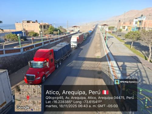 El tránsito en la carretera Panamericana Sur, a la altura del km 732, en el distrito de Atico, en Arequipa, se encuentra restringido. Provías llegó a habilitar un carril ante el derrumbe ocurrido anoche. ANDINA/Difusión